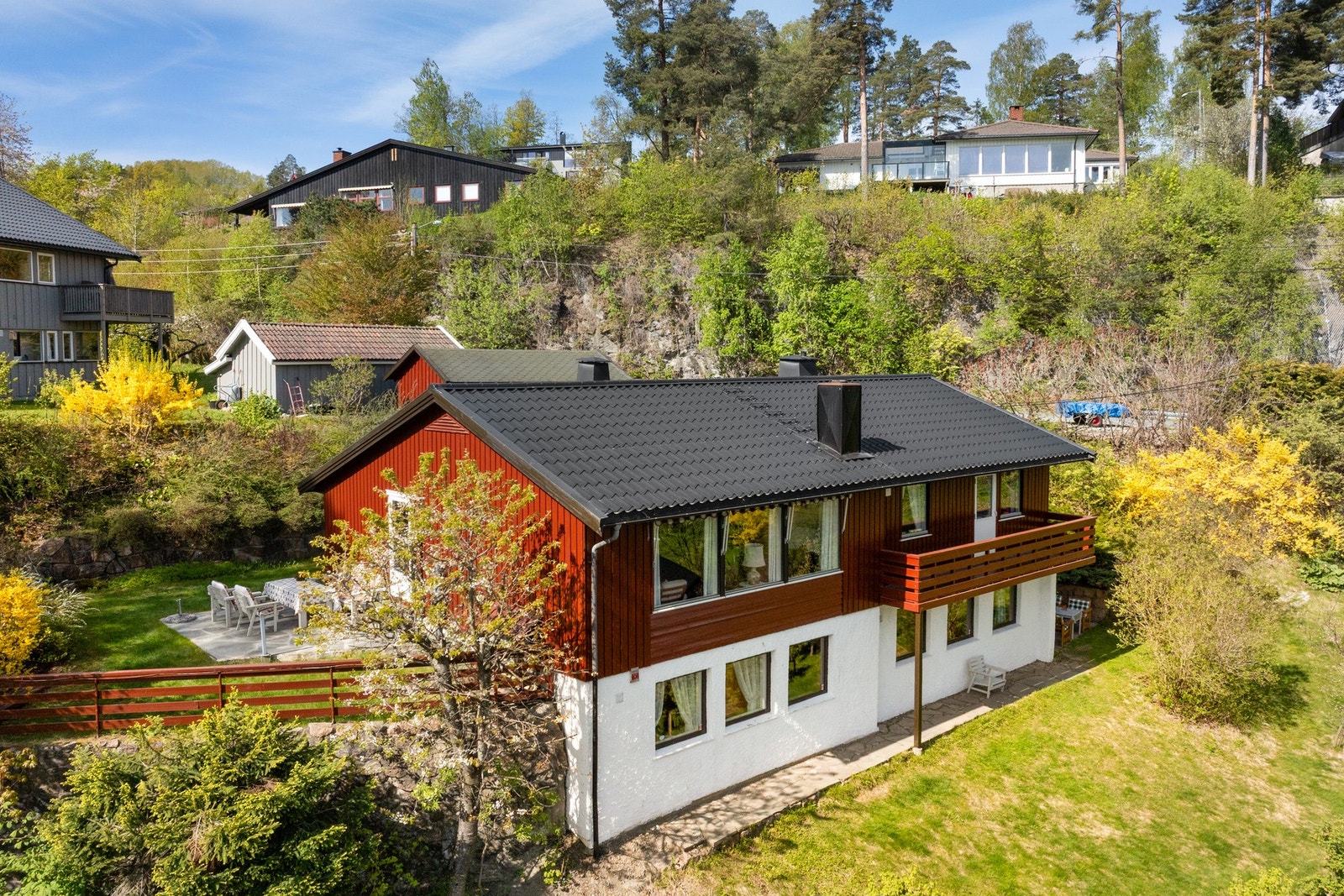 Eiendommen ligger flott til med utsikt mot vann og grønne omgivelser. Galleribilde