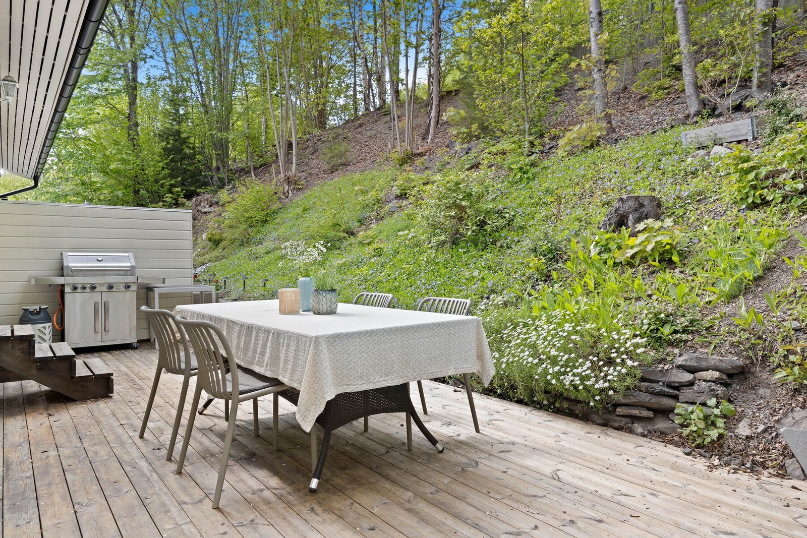 Det er også utgang til terrasse på baksiden ut fra kjøkkenet Galleribilde
