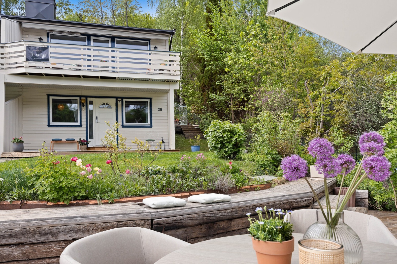 Huset har en svært god intern beliggenhet på enden av rekken og byr på meget flotte utearealer Galleribilde