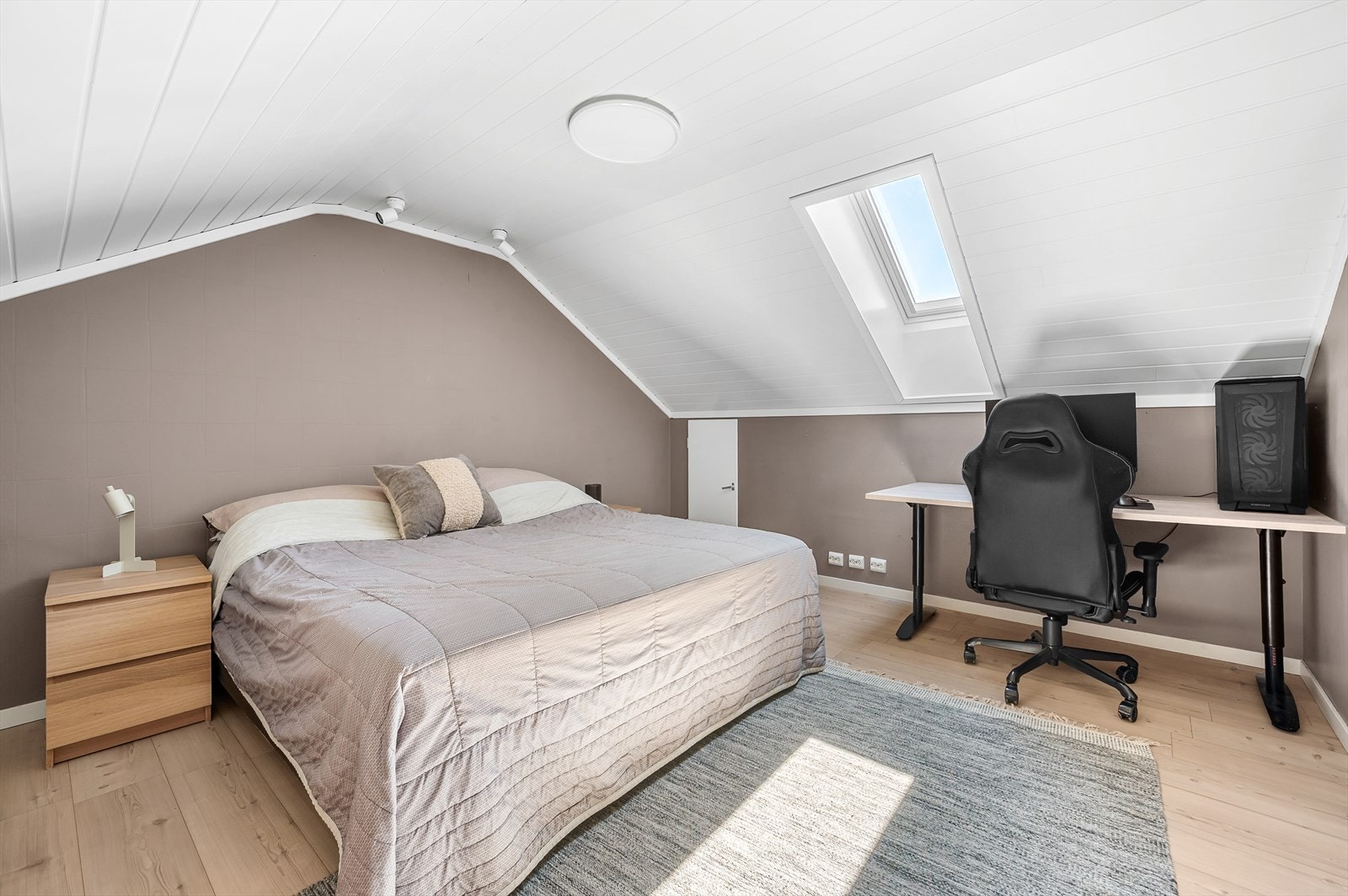 I loftsetasjen har man to soverom, dette har takvindu og god plass til kontormøblement og kommode. Galleribilde