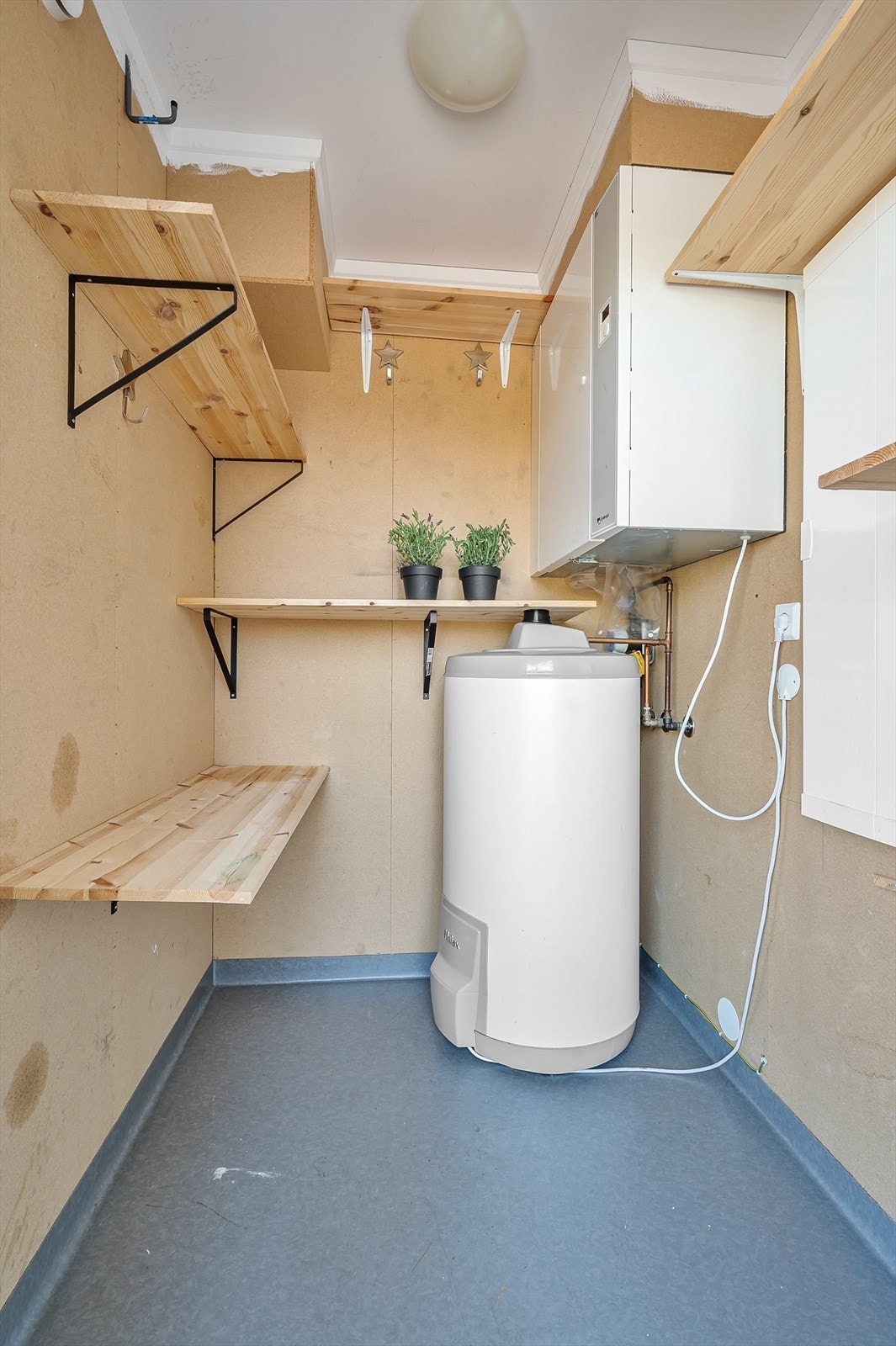 Praktisk utvendig bod hvor aggregat til balansert ventilasjon og vvs-bereder er plassert. Galleribilde