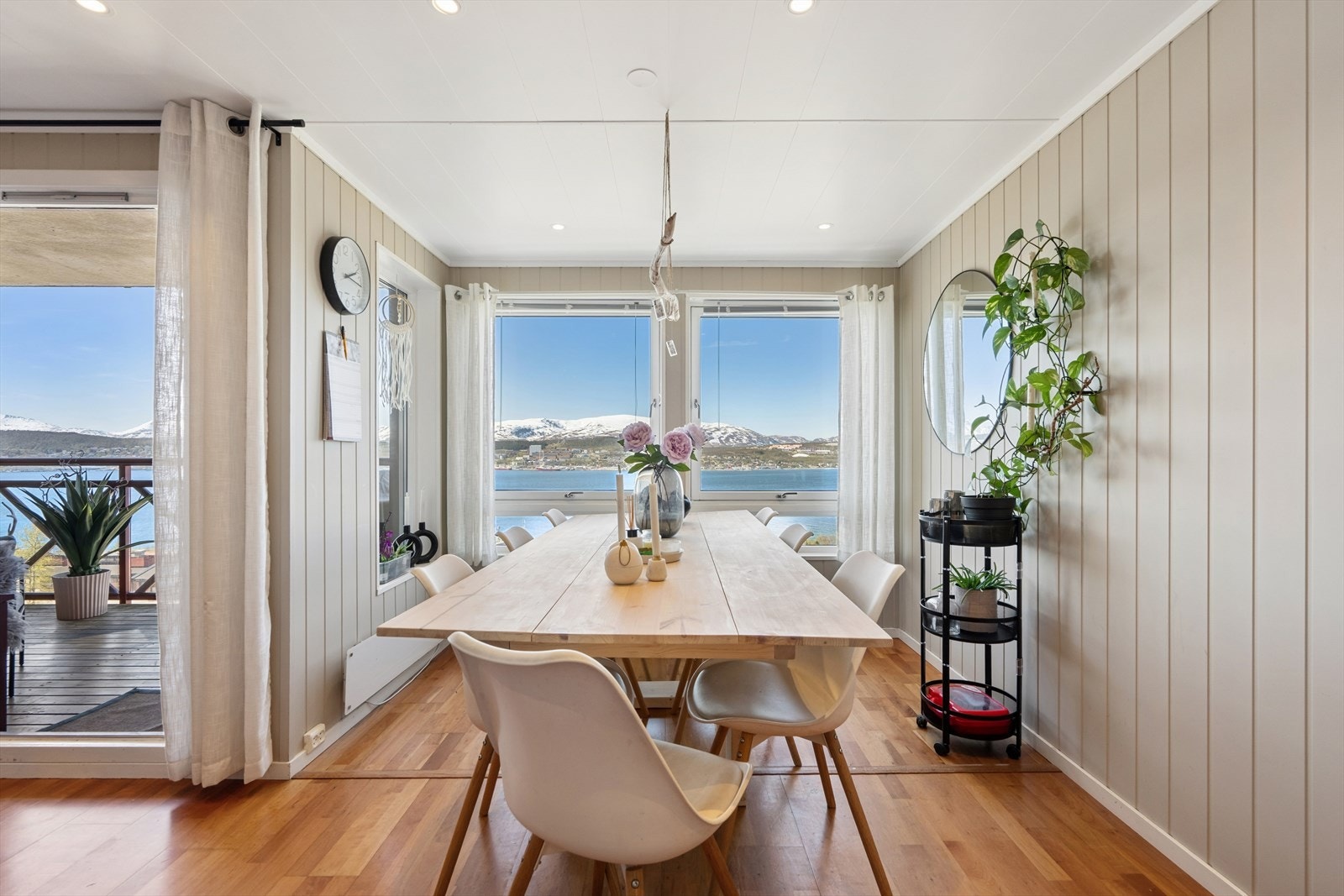 Spiseplass med utsikt over sundet. Galleribilde