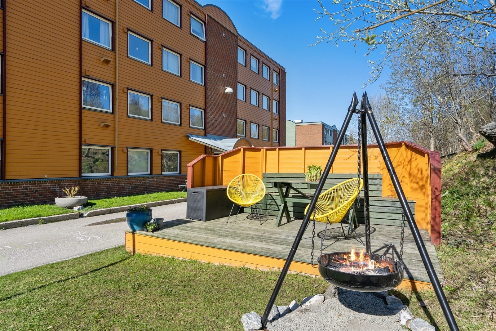 Fasade og uteområdet. Galleribilde