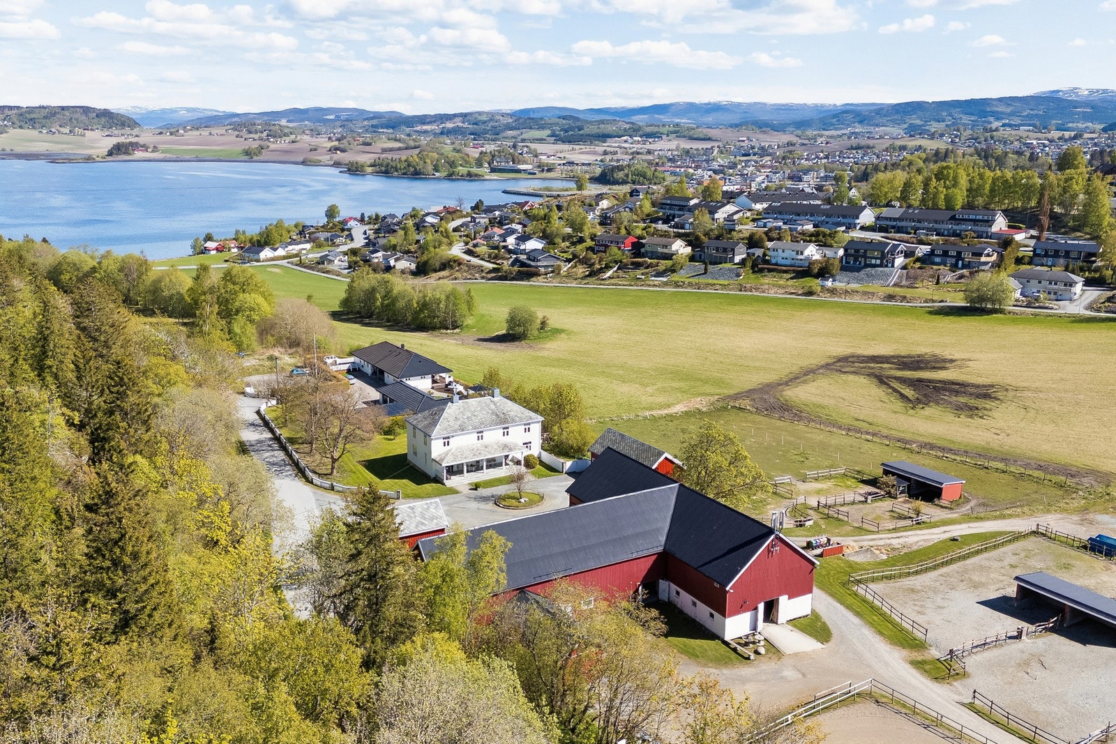 Gården ligger fint til på Levangernesset, ca. 4 km fra Levanger sentrum Galleribilde