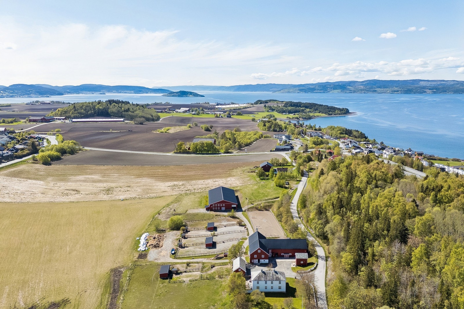 Eiendommen grenser mot Kjønstadskogen og ligger like ved Kjønstadmarka boligområde Galleribilde