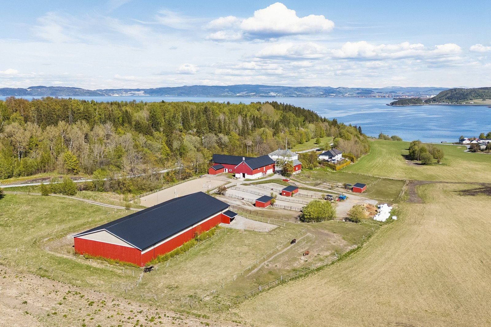 Eiendommen er tilpasset hestedrift, med bla 17 stallbokser, ridebane og ridehall oppført i 2010 Galleribilde