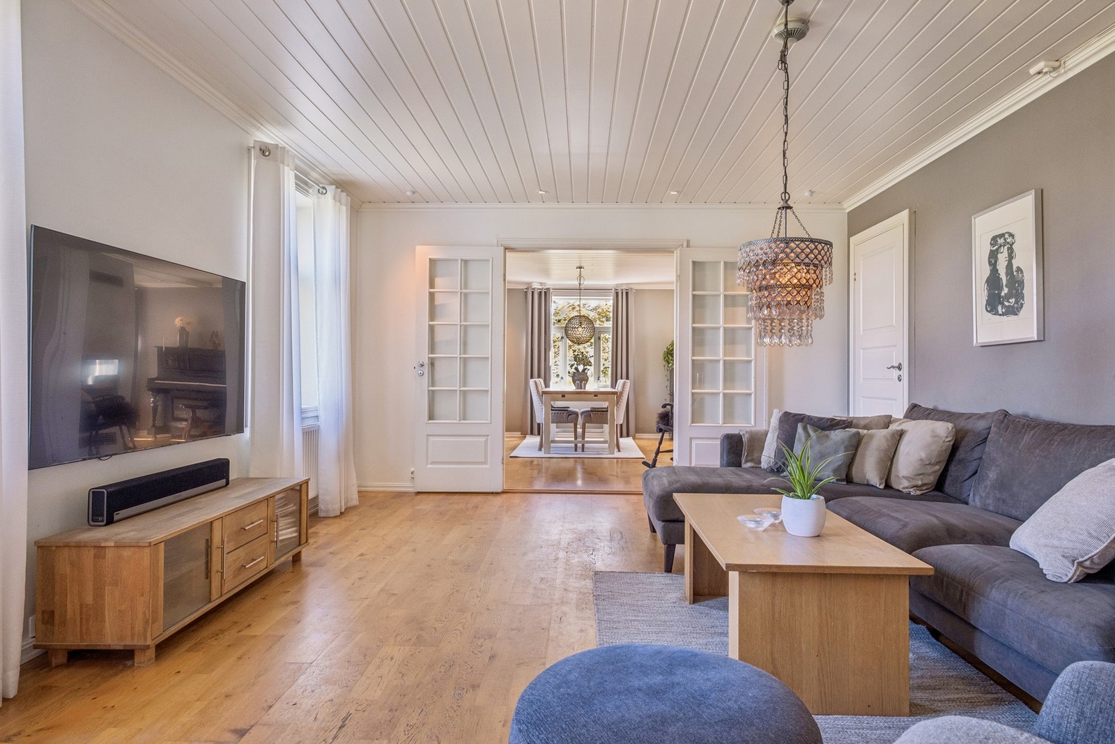 Vannbåren varme med fordeling til radiatorer. Bergvarme med varmepumpe fra 2019 Galleribilde