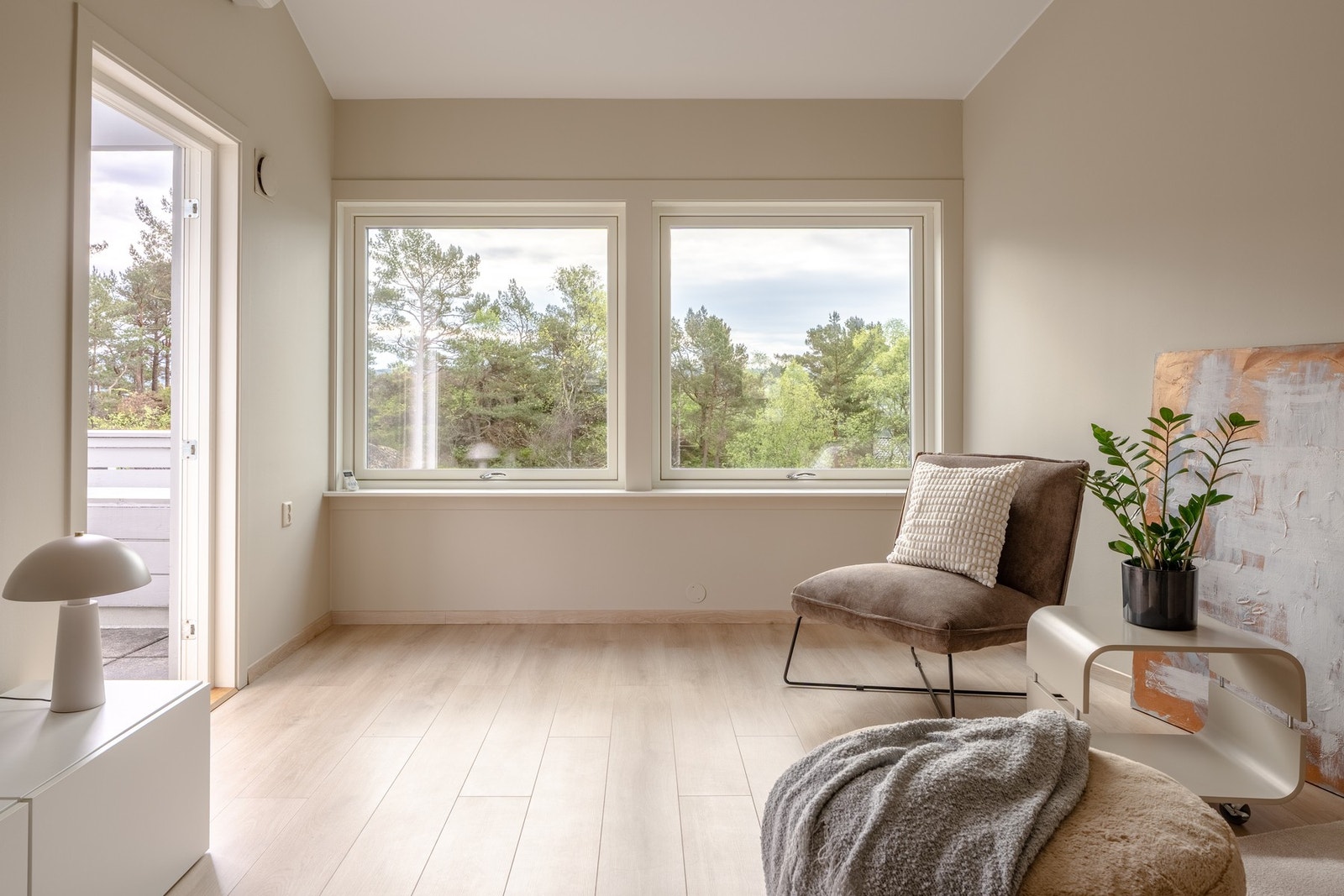 De store vindusflatene i stuen sørger for godt med naturlig lysinnslipp. Galleribilde