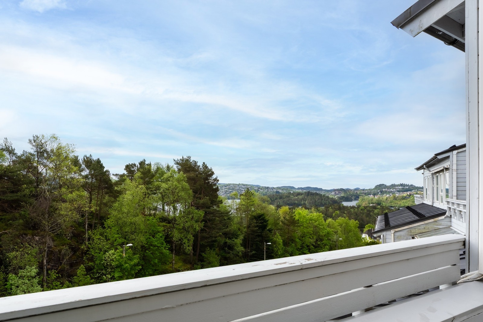Leiligheten har balkong og flott utsikt. Galleribilde