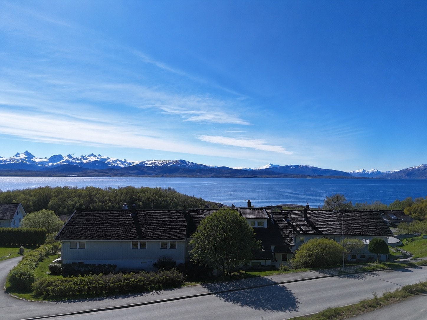 Utsikt over fjorden og den omkringliggende fjellheimen. Galleribilde