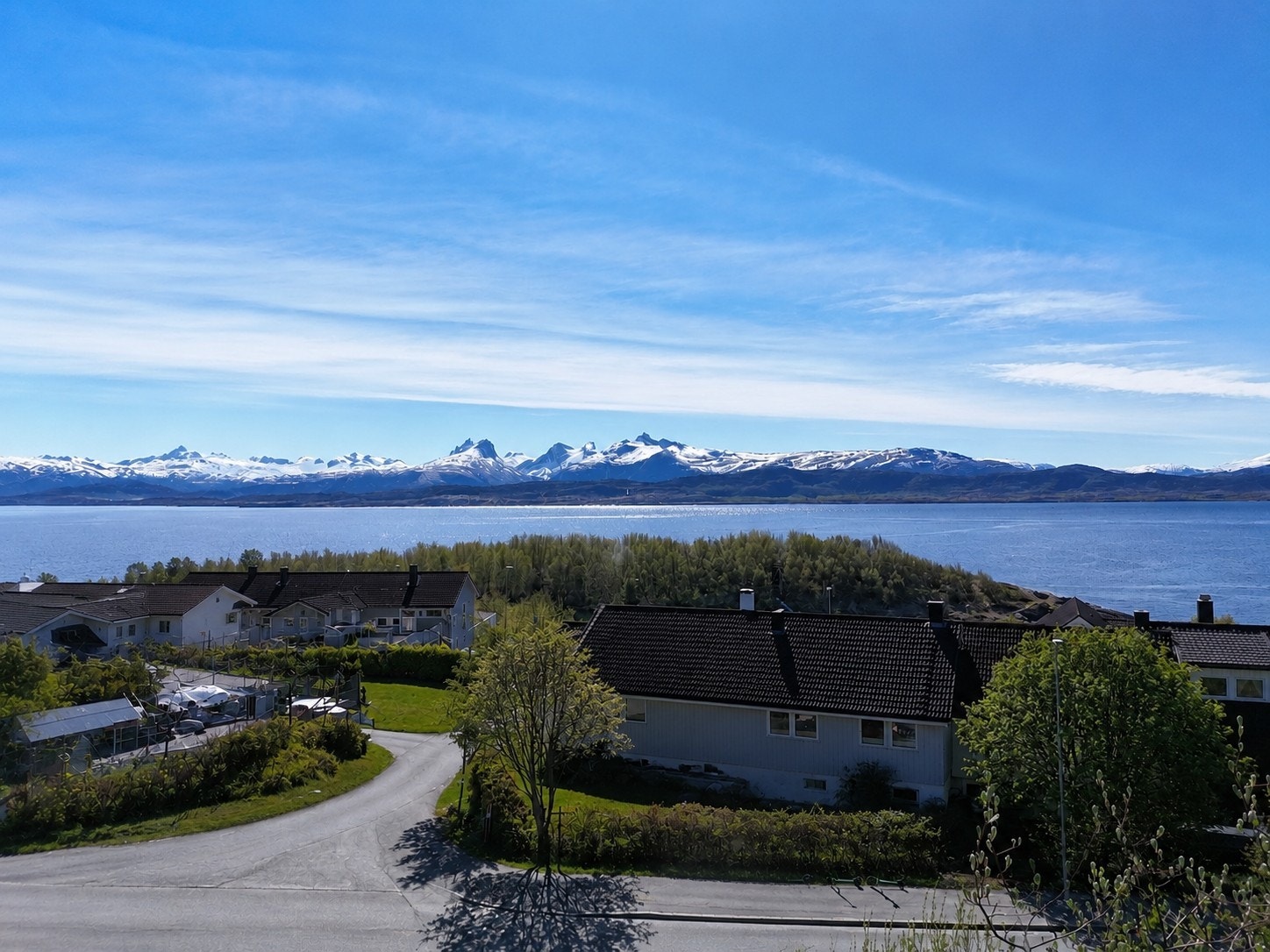 Tomten byr på en vidstrakt utsikt over fjorden og fjellene. Galleribilde