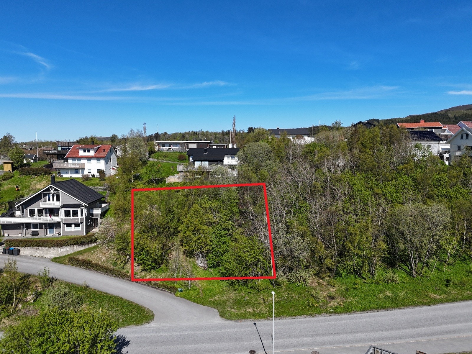 Lett skrånende terreng gir gode forutsetninger for en bolig med utsikt. Galleribilde