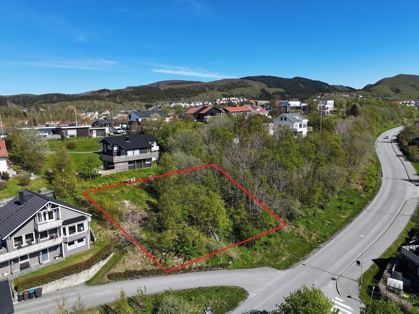 Tomten ligger tilbaketrukket med adkomst fra Alstadmyra. Galleribilde