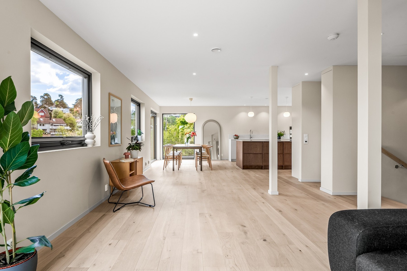 Det er også Smarthus (Futurehome) for regulering av varme og belysning via app, noe som både er praktisk, behagelig og besparende. Galleribilde