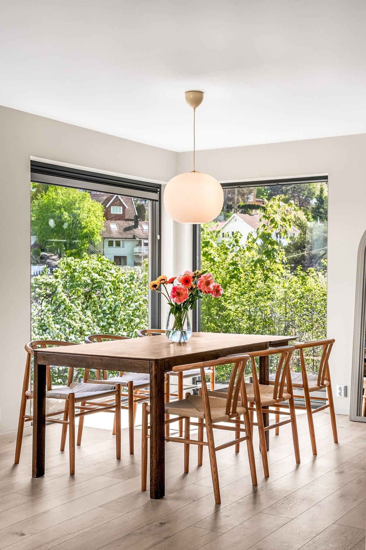 Stor og åpen stue og kjøkkenløsning gir mulighet for innredning i flere soner. I sonen mellom stuen og kjøkkenet passer det utmerket å innrede med et stort spisebord. Galleribilde