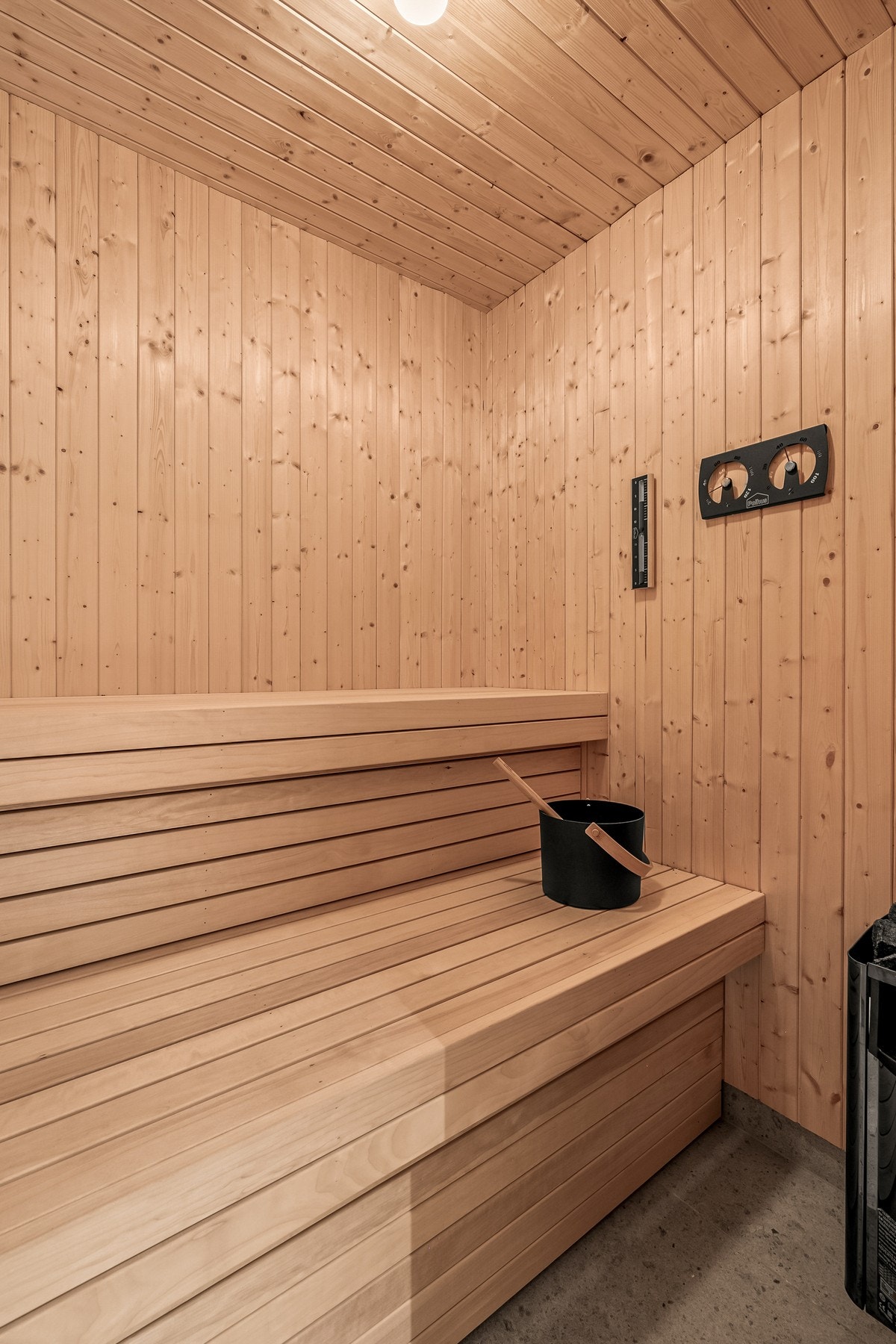 Romslig sauna med plassbygde sittebenker og badstuovn som har damp mulighet. Galleribilde