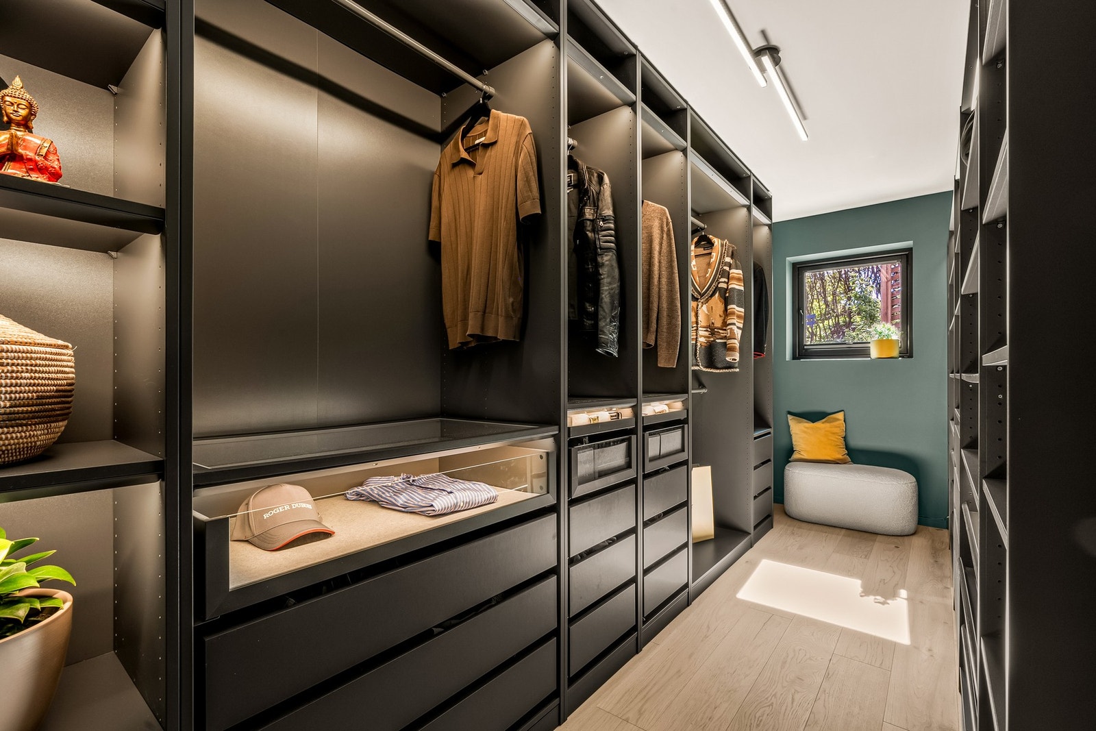 Her er det et stort walk-in closet med praktisk belysning, innredet med hyller, skuffer og oppheng. Galleribilde