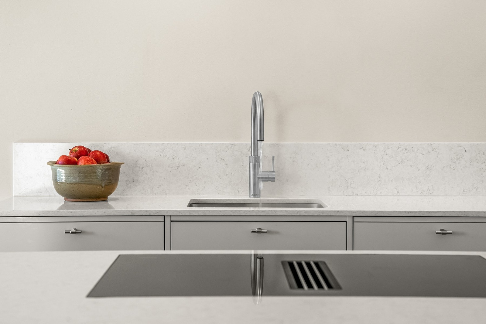Benkeplatene i Silestone (komposittstein) er lekre og slitesterke, og ved den underlimte kummen er det montert Quooker kran med kokende vann, avkjølt vann og kullsyrevann. Galleribilde