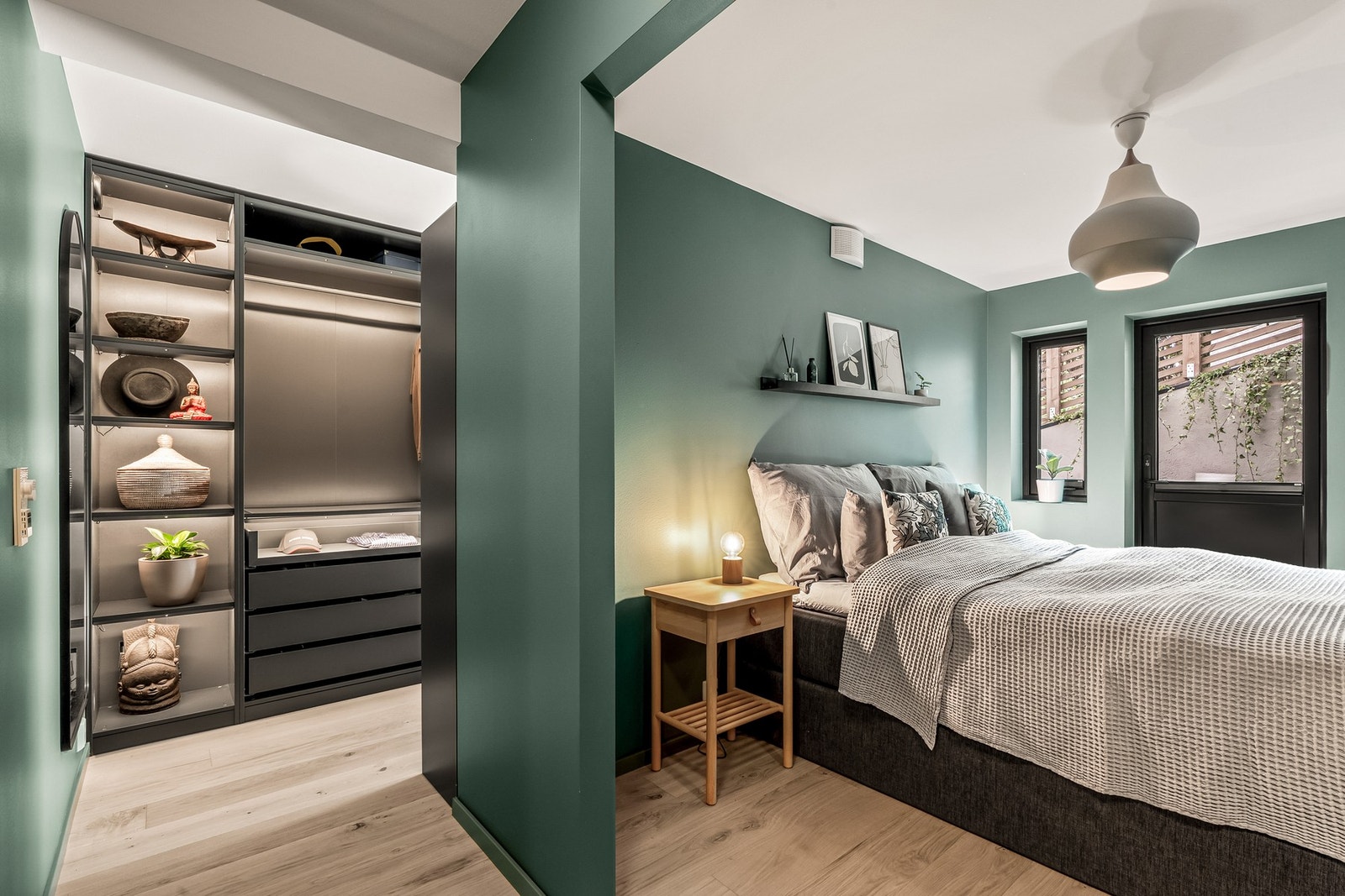 Boligen har her et lekkert hovedsoverom som ligger i suiteløsning med eget bad og et innredet walk-in closet. Galleribilde