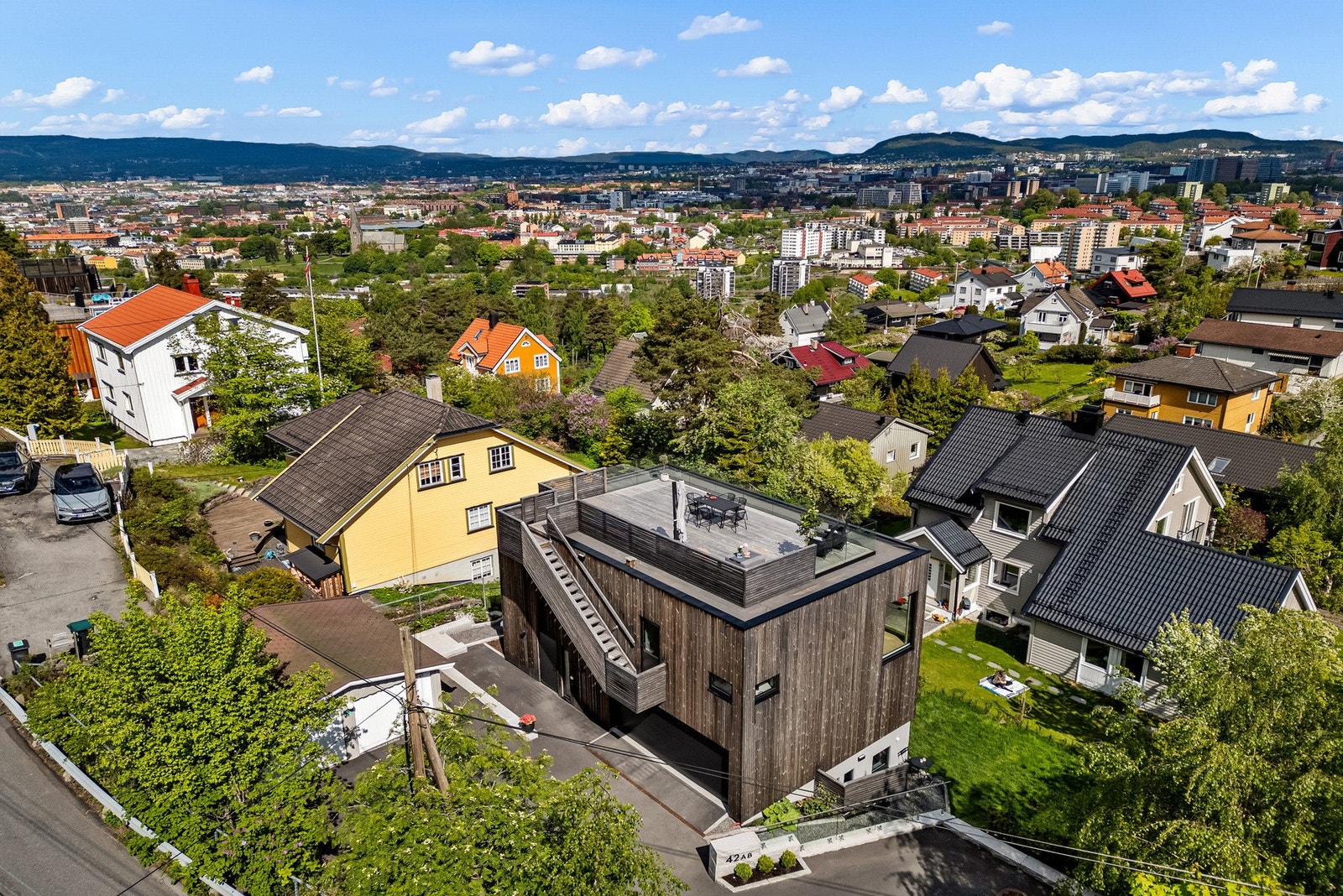 Eneboligen ligger fint plassert på en med gode solforhold og vidstrakt utsikt. Galleribilde
