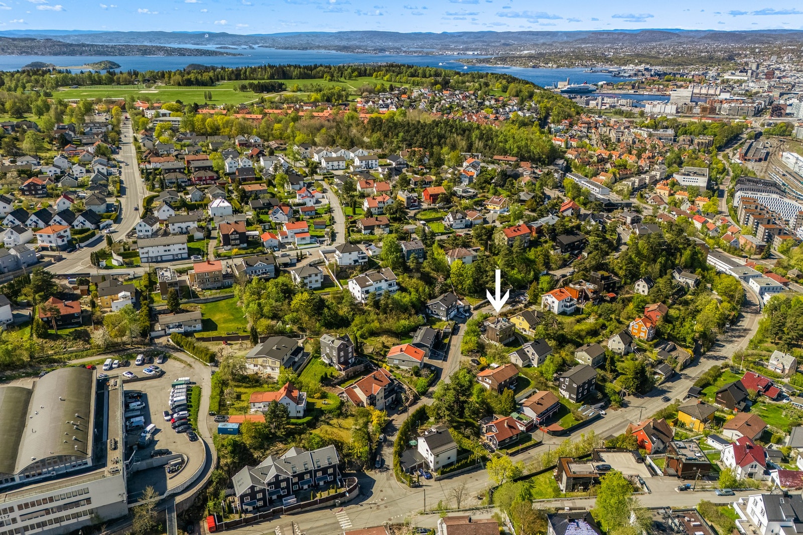 Eiendommen ligger i Ekeberg skolekrets og har nærhet til barnehage, T-bane, busstopp og matbutikk, samt kort vei til skoler og populære turområder. Galleribilde
