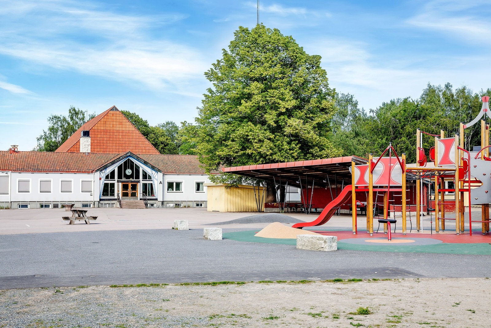 Eiendommen sokner til ettertraktede Ekeberg skole. Fra eiendommen er det gangavstand til Ekeberg barneskole og for elever i ungdomstrinnene sogner boligen til Brannfjell ungdomsskole. Galleribilde