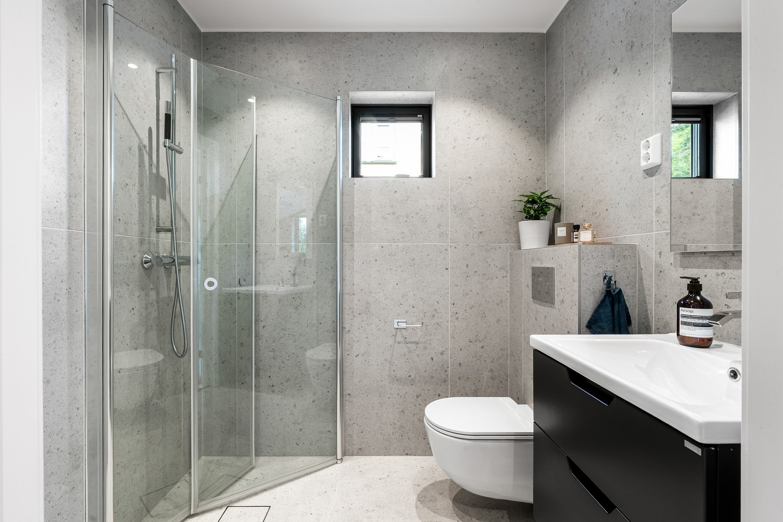 Boligen inneholder tre bad, en badstue og et wc-rom. Det ene badet i underetasjen er et kombinert bad/vaskerom. Badet her i første etasje ligger i hendig tilknytning til entreen. Galleribilde