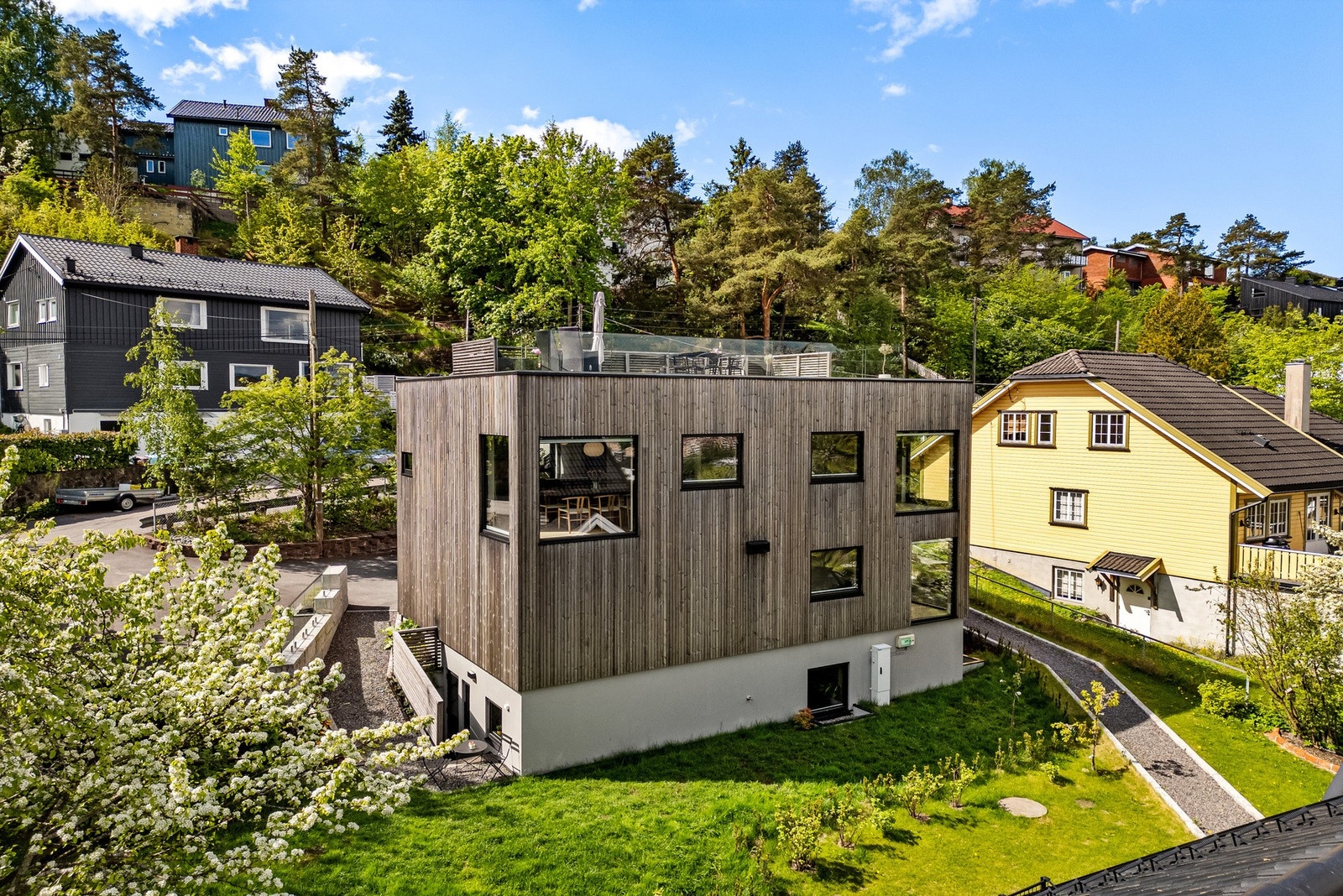 Kledningen er påkostet, av kortreist norskprodusert malmfuru (Malm100 fra Moelven, tilnærmet 100% kjerneved) behandlet med jernvitrol. Kledningen krever lite vedlikehold og har lang levetid ifølge produsenten. Galleribilde