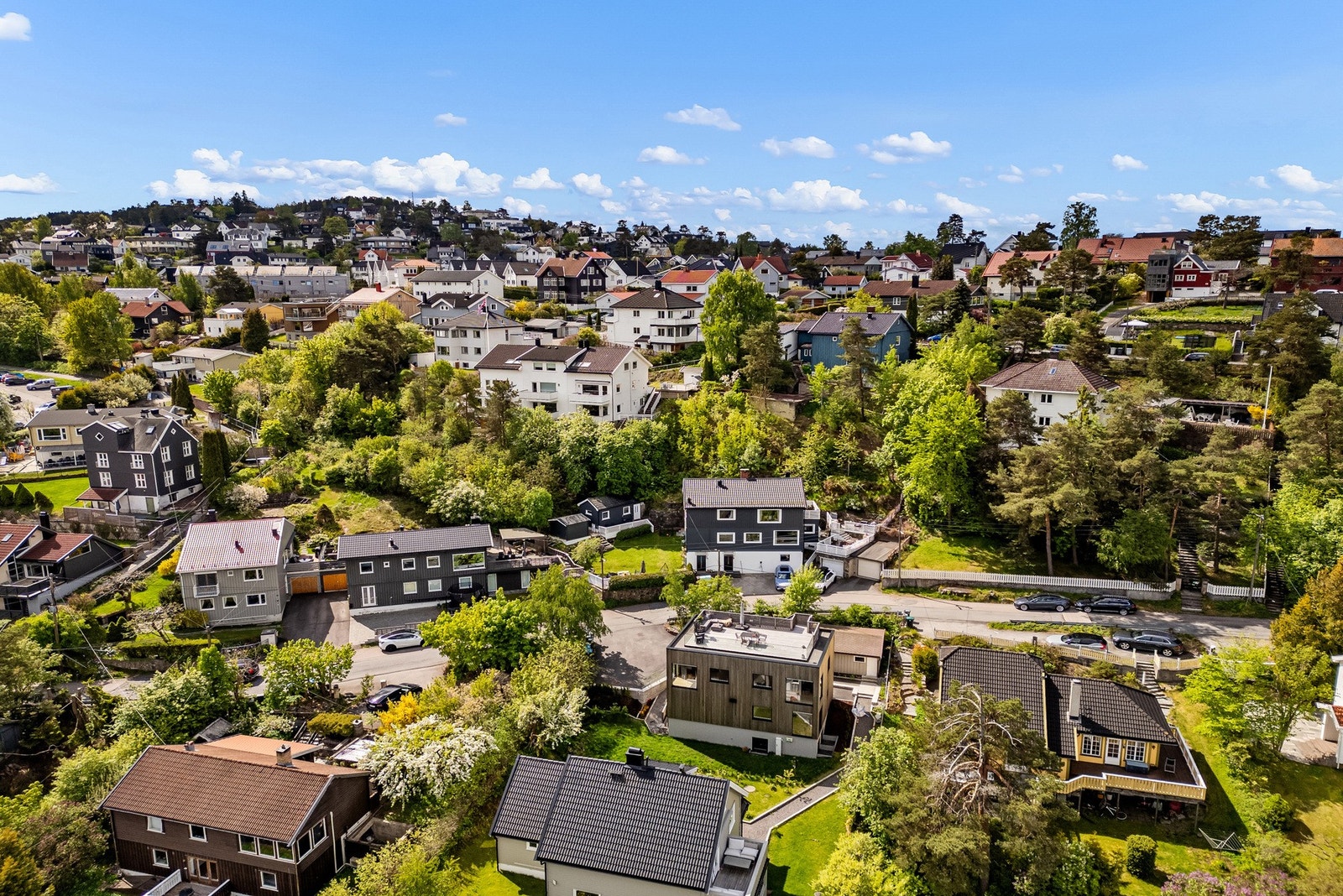 Eiendommen ligger i et veletablert og meget attraktivt boligområde på Ekeberg/Simensbråten i bydel Nordstrand, med nærhet til barnehage, T-bane, busstopp og matbutikk, samt kort vei til skoler, idrettsanlegg og populære turområder. Galleribilde