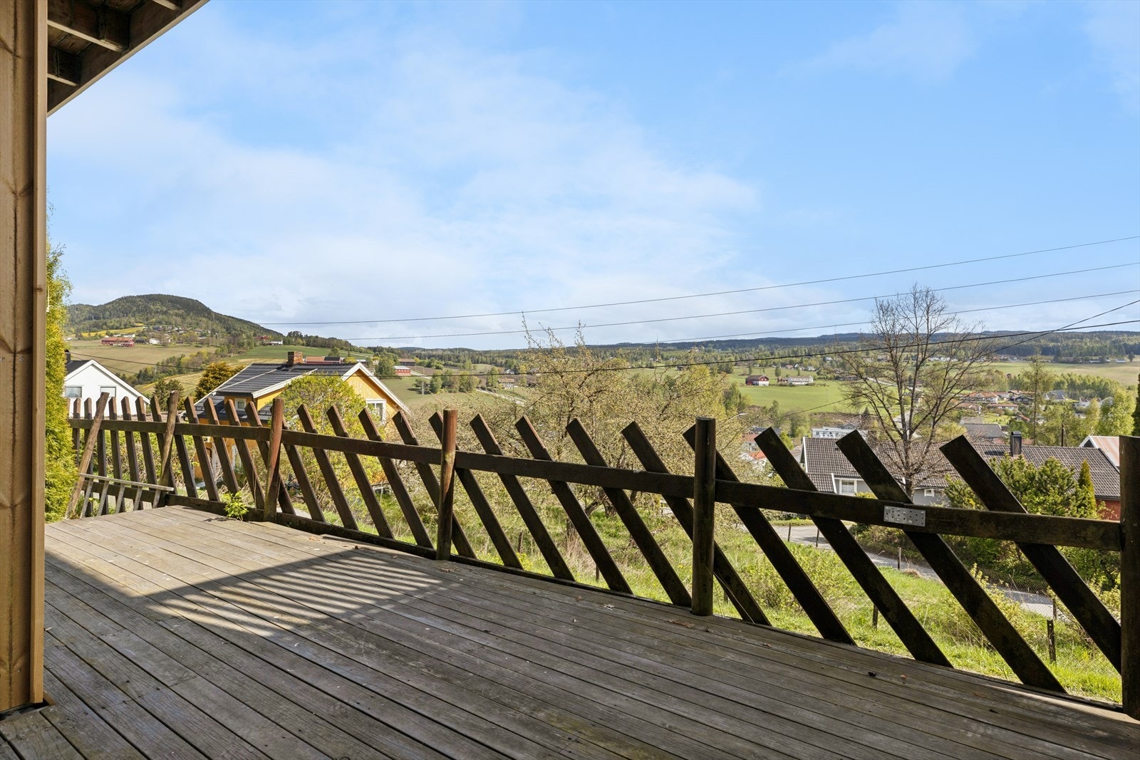 I tilknytning til den innglassede delen er det en åpen terrasse på ca. 5 m². Galleribilde