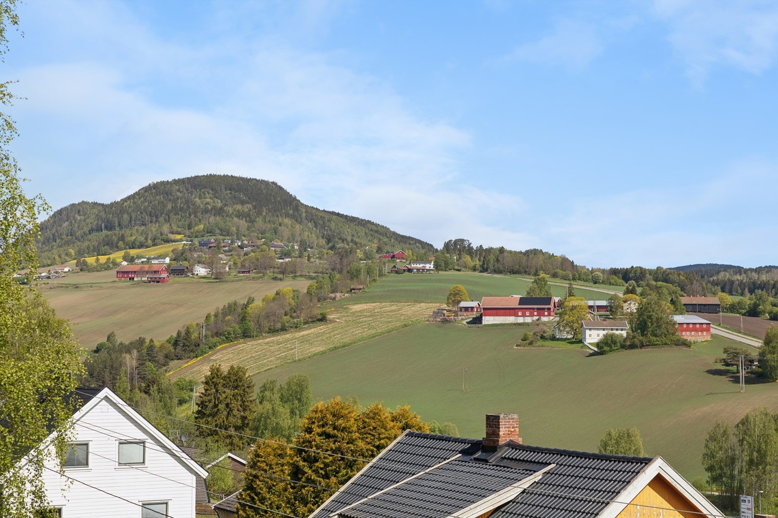 Beliggenheten gir en attraktiv kombinasjon av landlig ro, med vakre jordbruksområder og naturskjønne omgivelser. Galleribilde