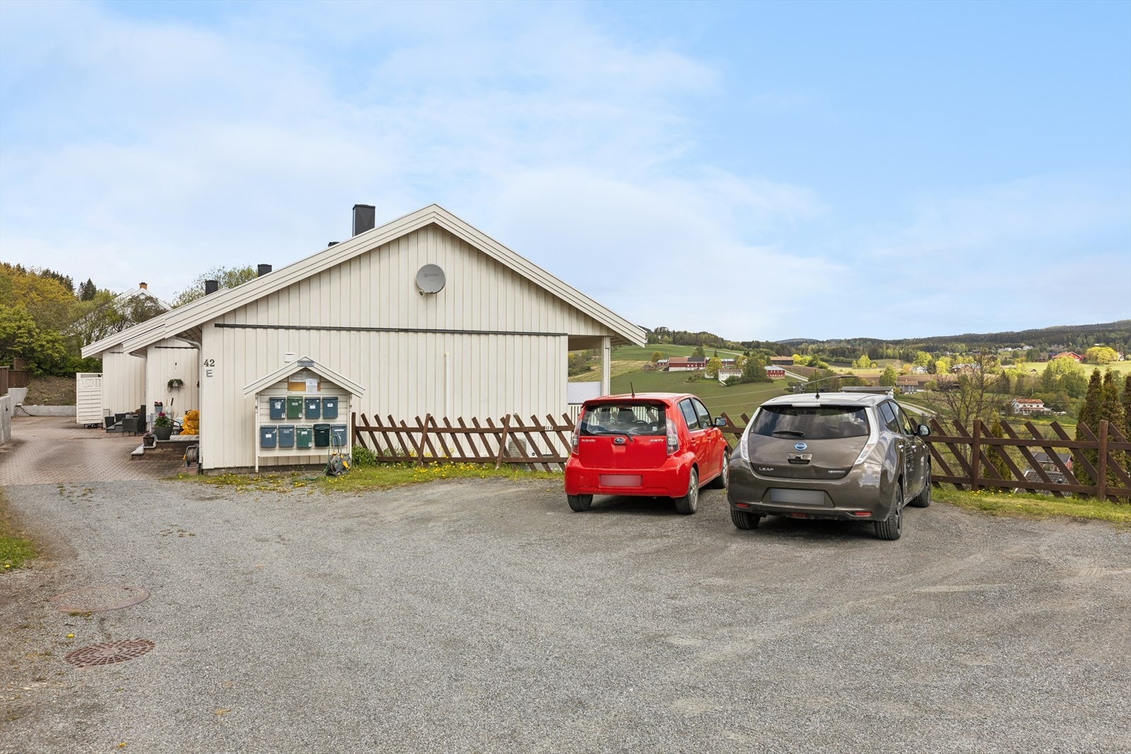 Fast parkeringsplass på felles gårdsplass i tilknytning til boligen. Galleribilde