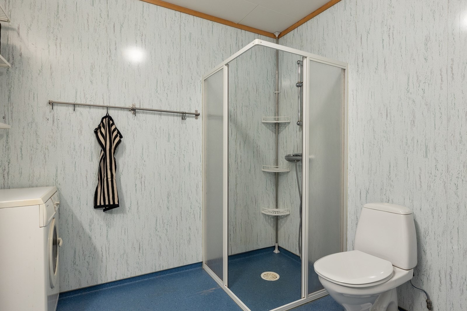 Badet har elektriske varmekabler i gulvet, dusjhjørne og vinylbelegg. Galleribilde