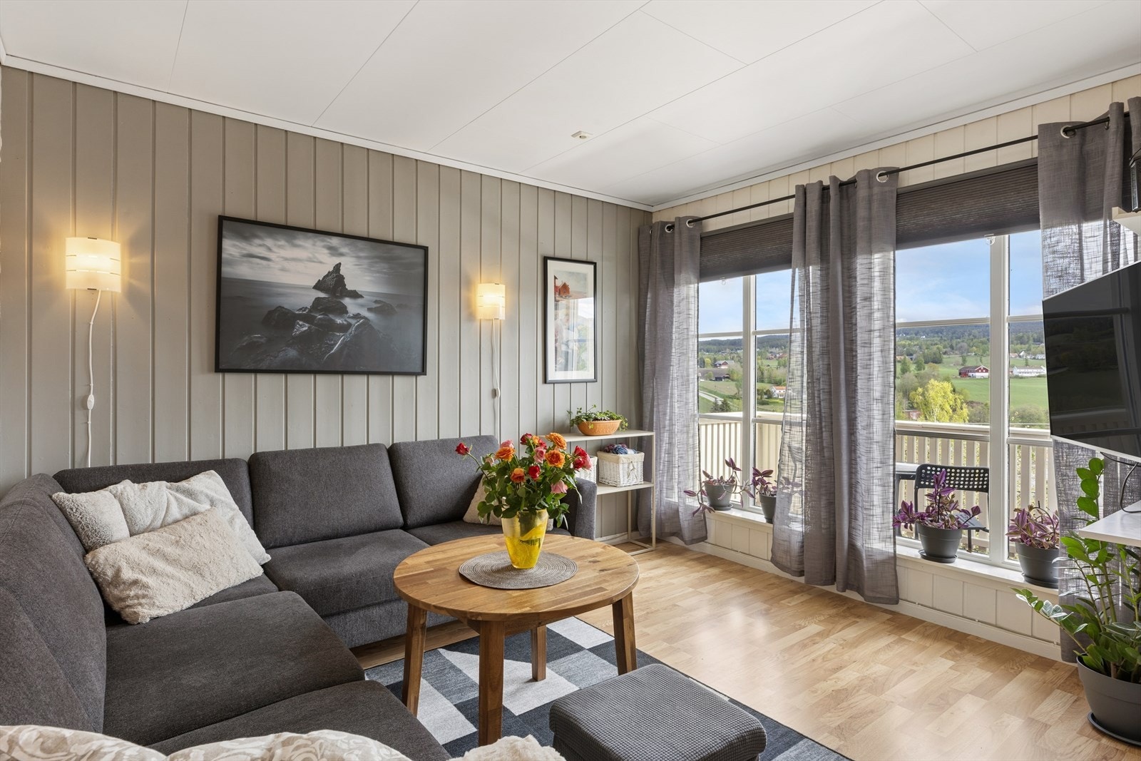 Stuen har god plass til en større sofagruppe. Gulvene har laminat, og veggene har trepanel og malte plater. Galleribilde