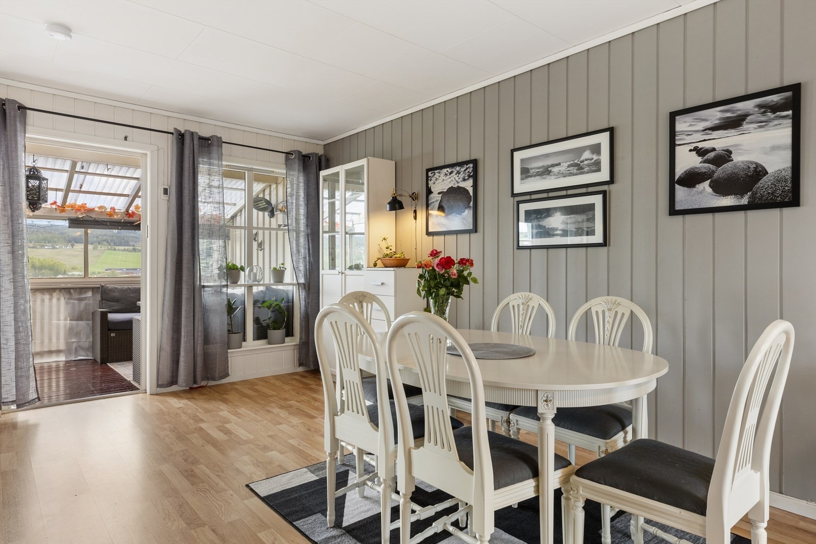 Direkte utgang fra stuen til den innglassede terrassen utvider oppholdsrommet. Galleribilde
