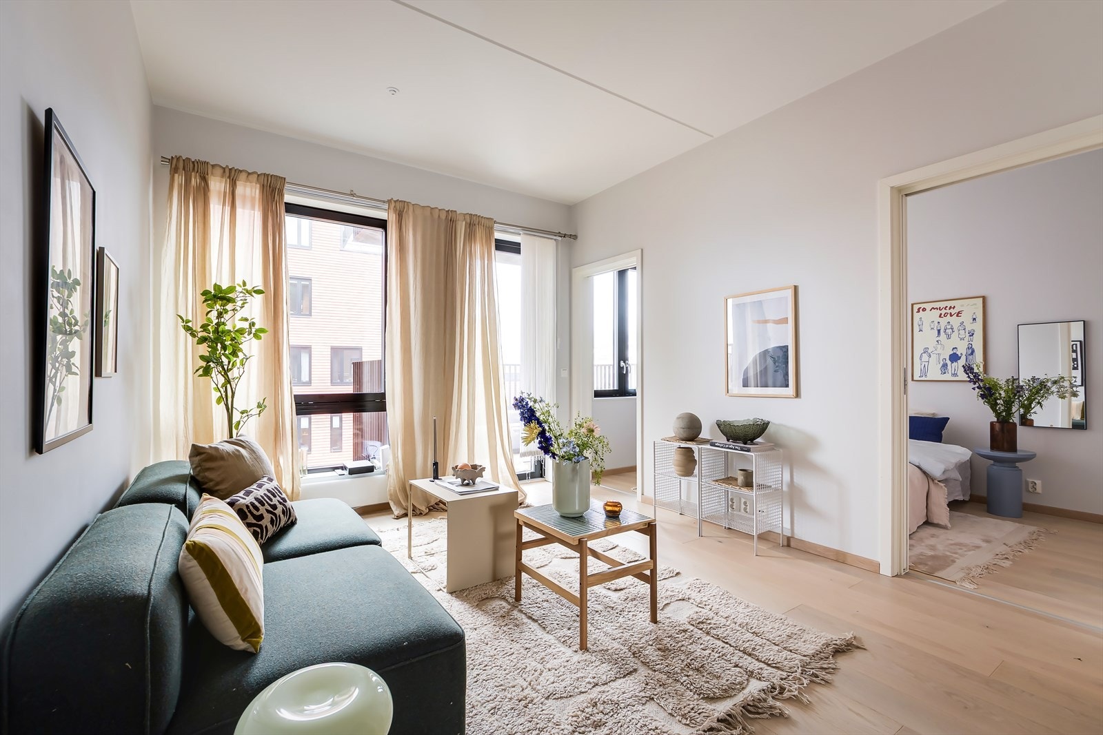 Fra stuen kommer du videre inn til et av boligens to soverom. Galleribilde