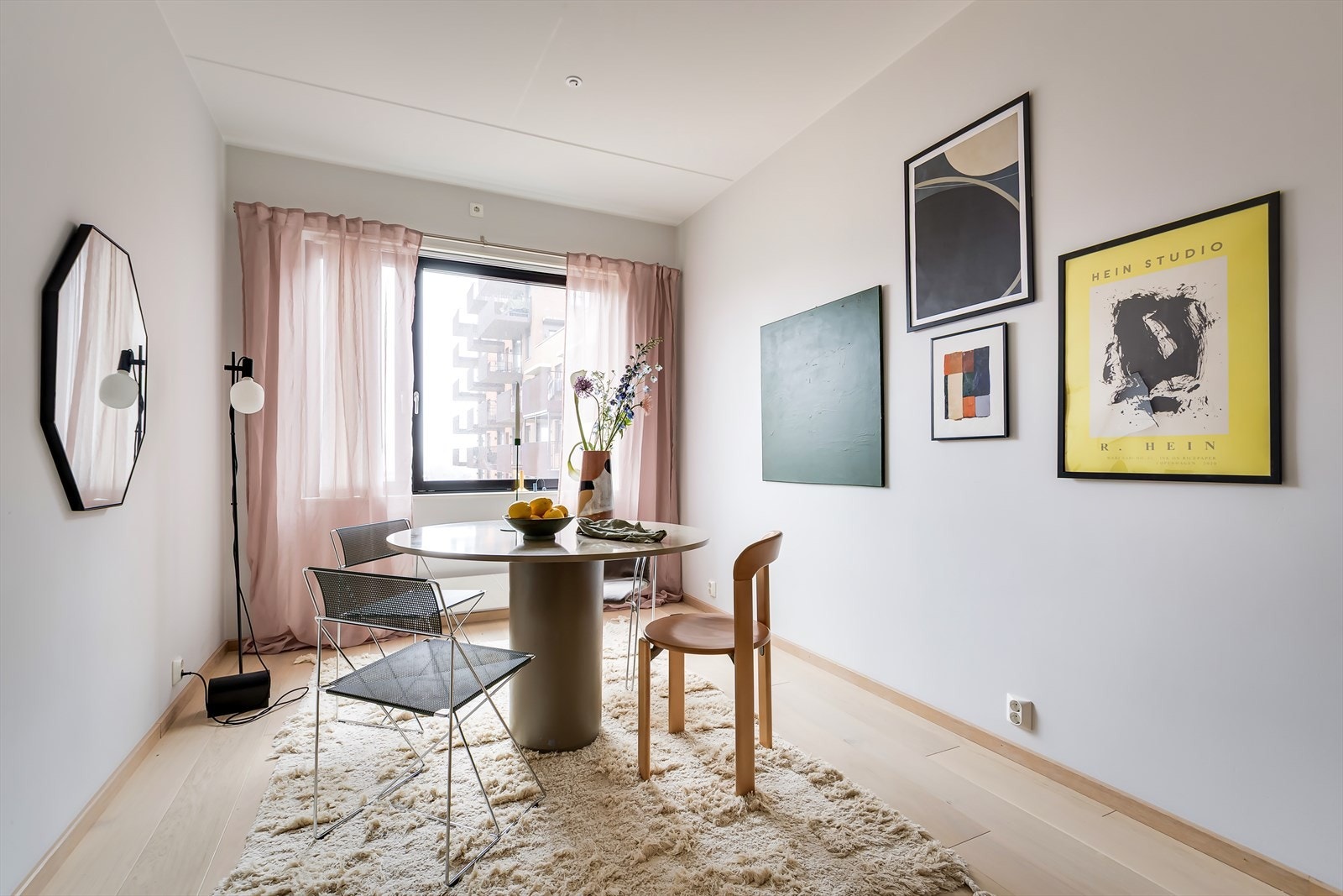 Dette er en bolig som er godt tilrettelagt for sosialt liv. Her er det enkelt å invitere matglade venner og familie til hyggelige sammenkomster! Galleribilde