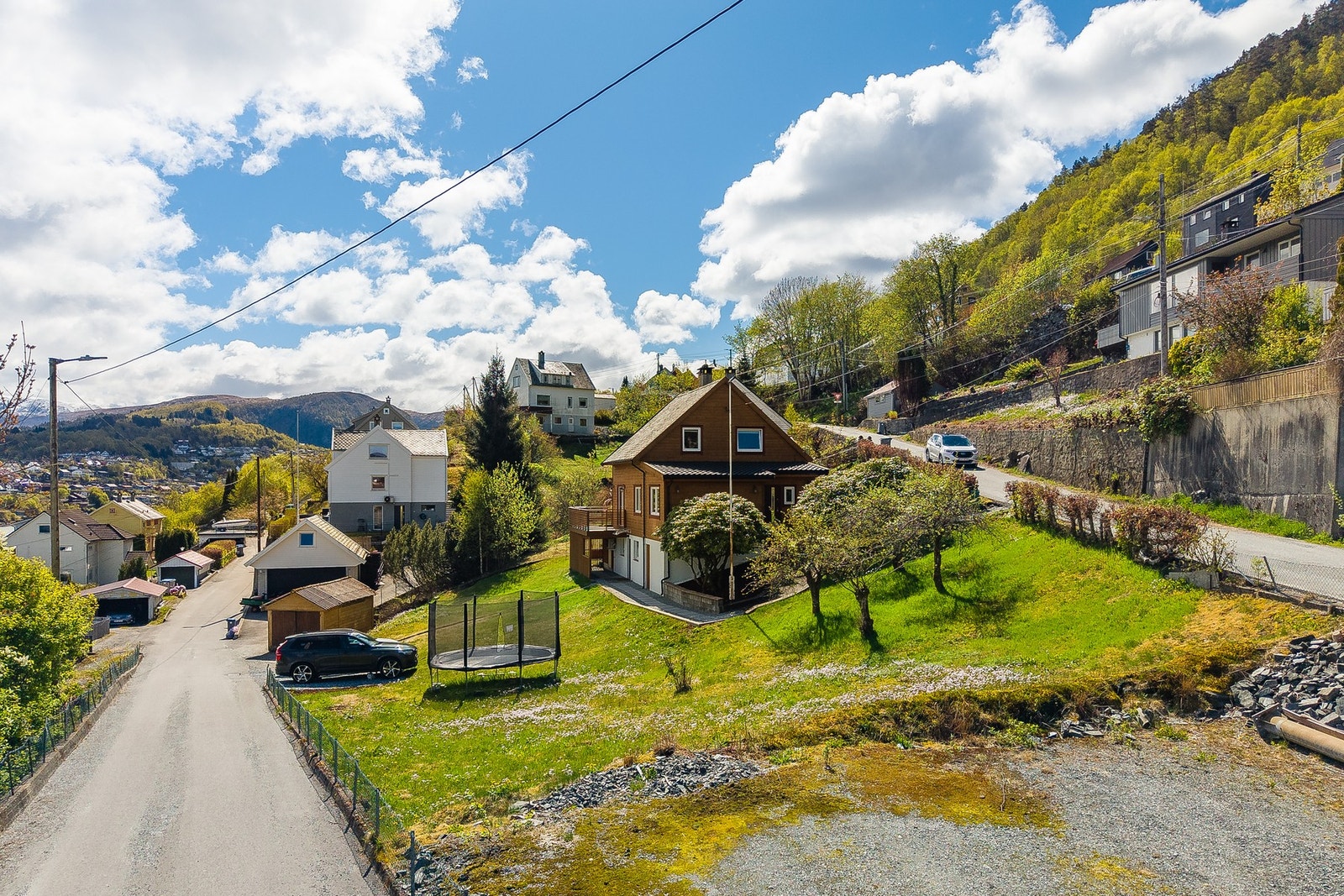 Stor tomt, med mye grønn areal. Galleribilde