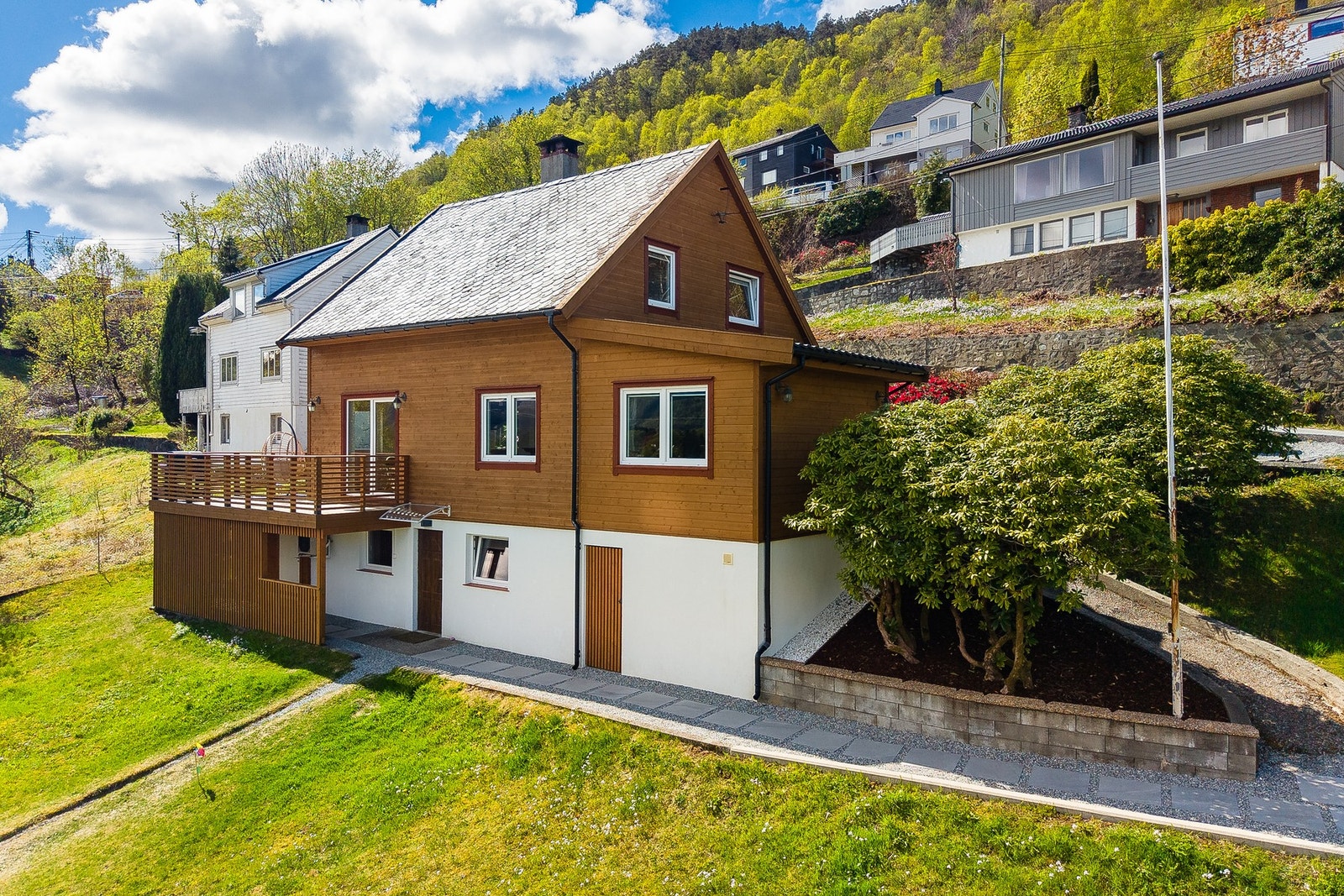 Boligen har en sentral beliggenhet i Ytre Arna med nærmeste busstopp 3 minutter fra døren. Galleribilde