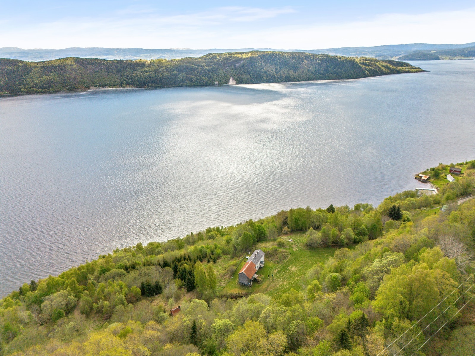 Eiendommen har en fredelig og tilbaketrukket beliggenhet i naturskjønne omgivelser i Mosvik! Galleribilde