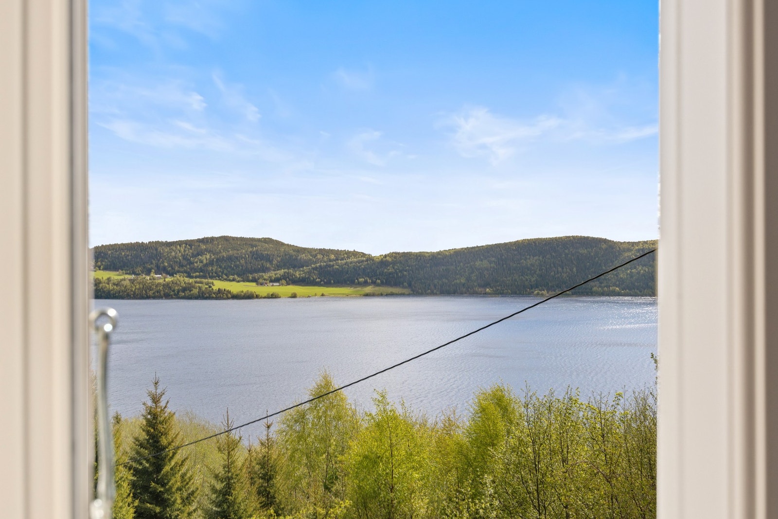 Eldre husmannsplass med høy beliggenhet og vakker utsikt over fjorden! Galleribilde