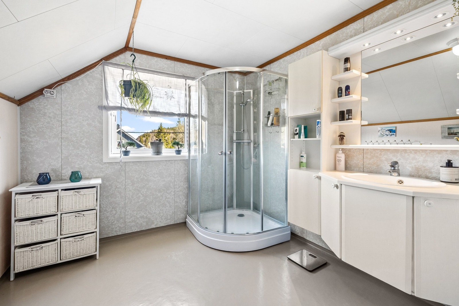 Badet er lyst og romslig utformet Galleribilde