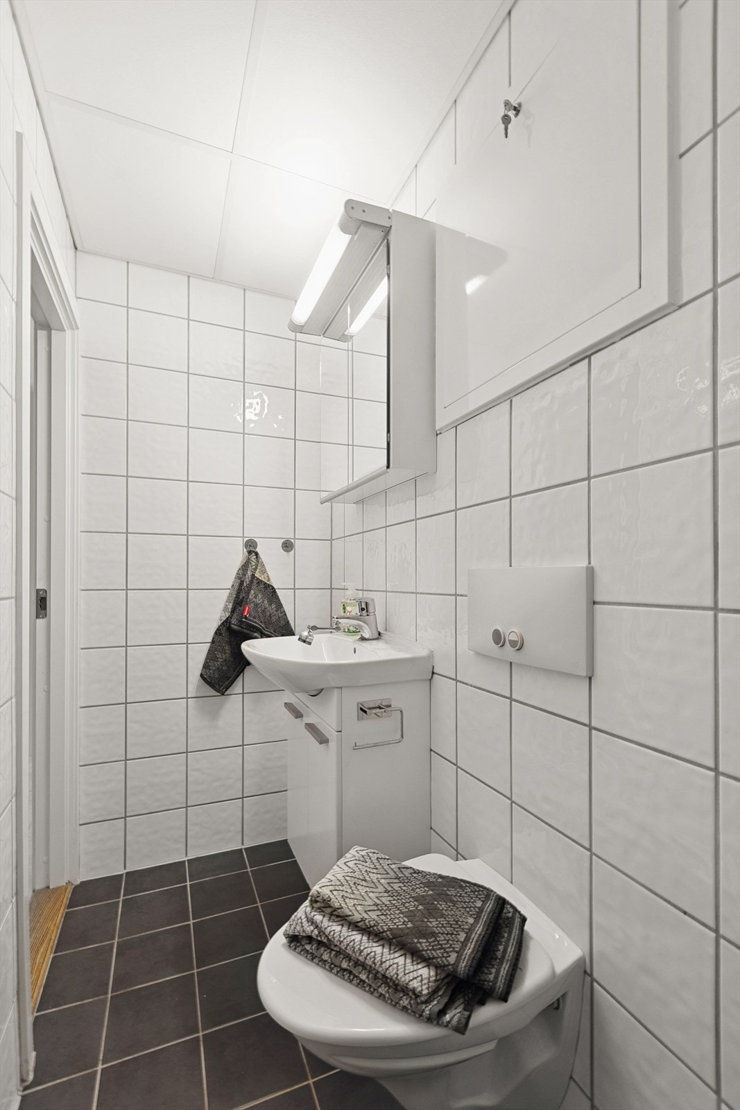 Flislagt badet som ble pusset opp i 2003 og har behagelig varme i gulvet for økt komfort. Galleribilde