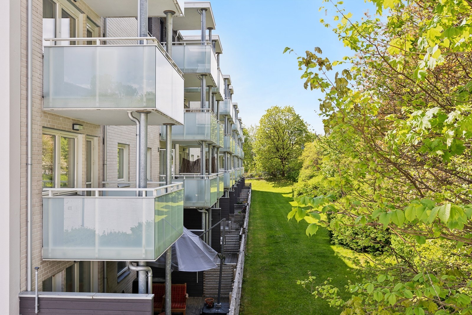 Fellesarealene er opparbeidet med plen, beplantning, asfalterte interne veier, grillplasser, stativer for teppebanking og områder for lek og opphold. Galleribilde