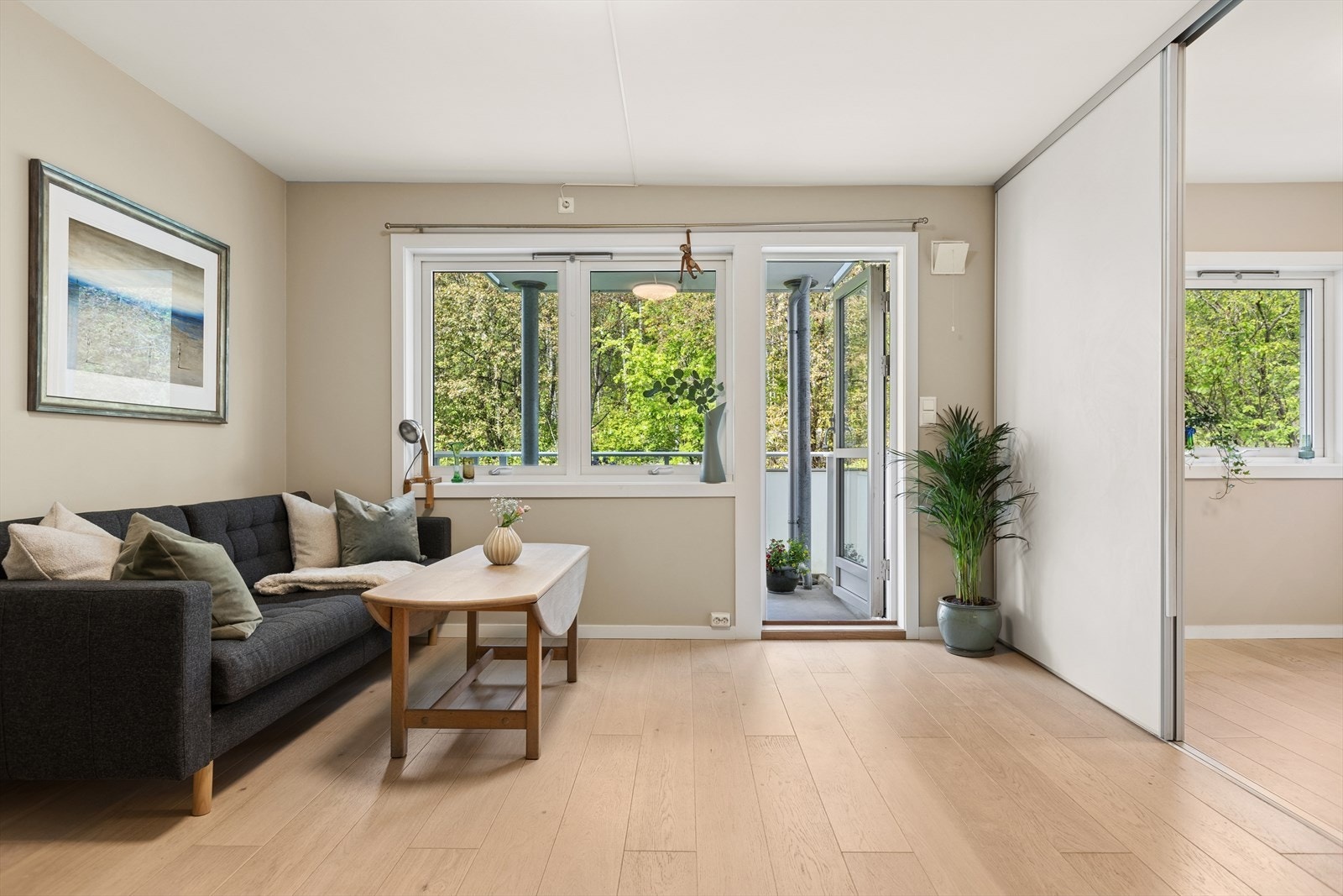Stuen er leilighetens største rom og har plass til å innrede med både sofagruppe og spisebord. Galleribilde