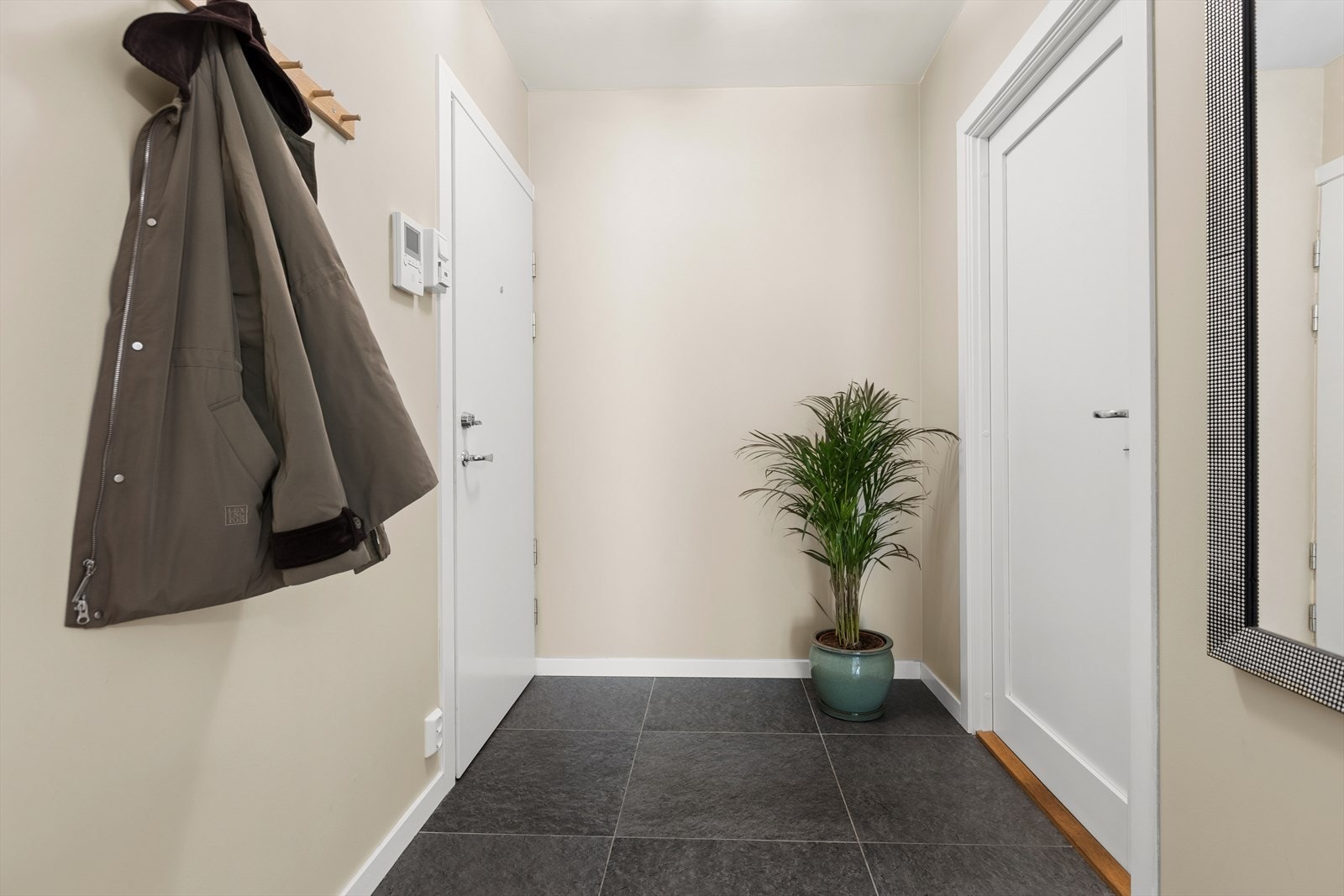 Her ønskes du velkommen inn i en entré med god plass til å oppbevare ytterklær. Dørcalling er installert. Galleribilde