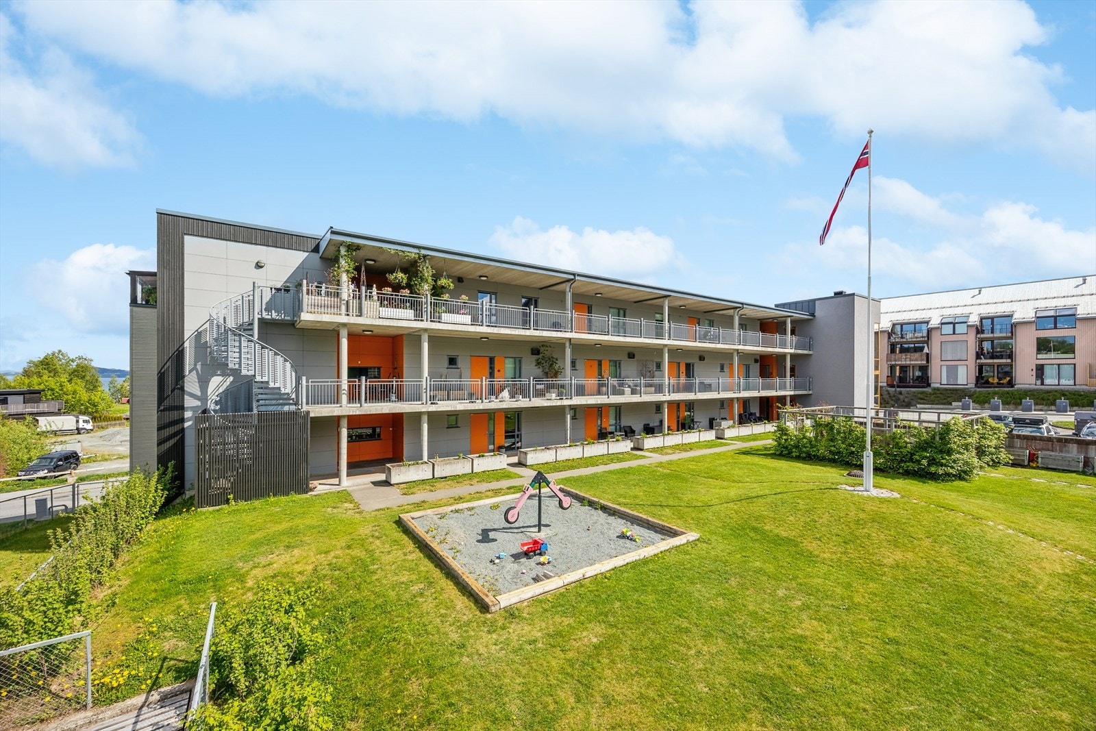 Leiligheten har beliggenhet i et rolig og trivelig sameie på Saksvik. Galleribilde