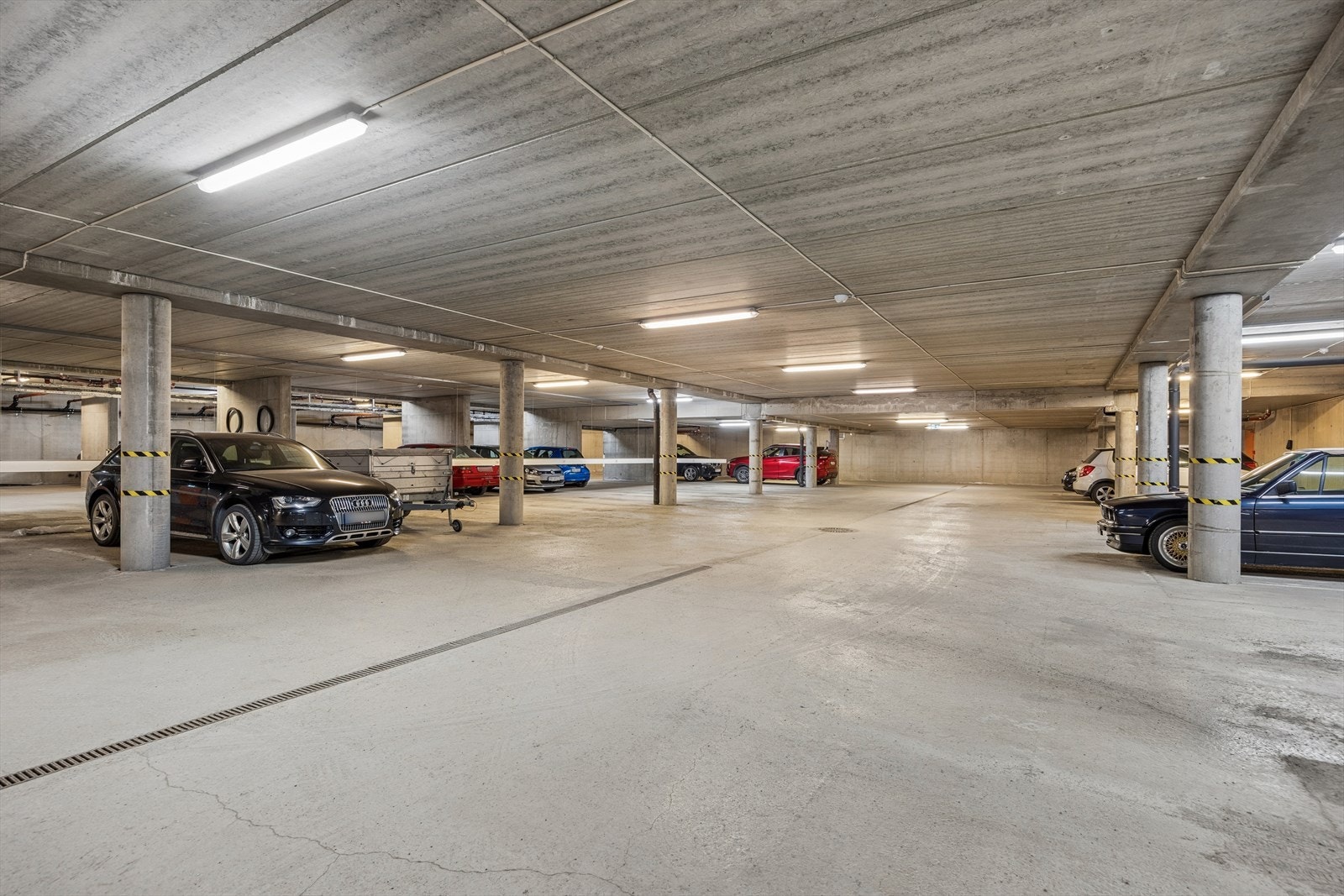 Leiligheten disponerer egen parkeringsplass i p-kjeller. Galleribilde