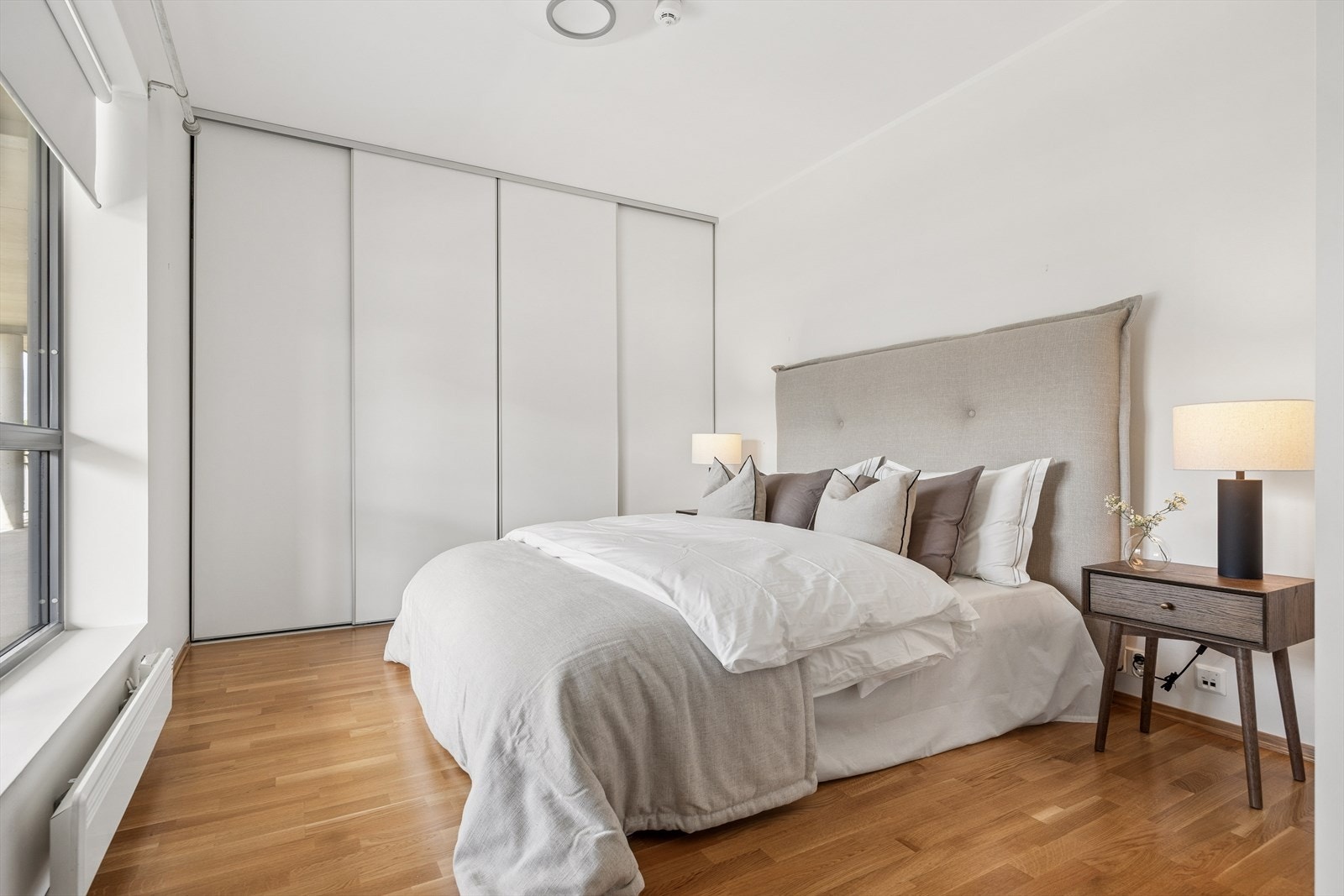 Boligen kan videre by på to gode soverom på henholdsvis 14,4 og 7 kvm. Hovedsoverommet har god plass til stor seng, stor skyvedørsgarderobe og flott lysinnslipp fra stort vindu. Galleribilde