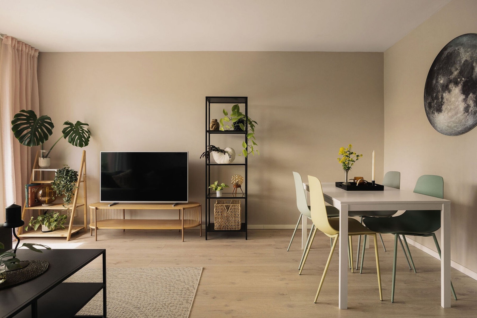 Det er god plass til både sofakrok og spiseplass, og rommet legger til rette for alt fra tacofredager og spillkvelder, til rolige søndagsmorgener med kaffe i sofaen. Galleribilde